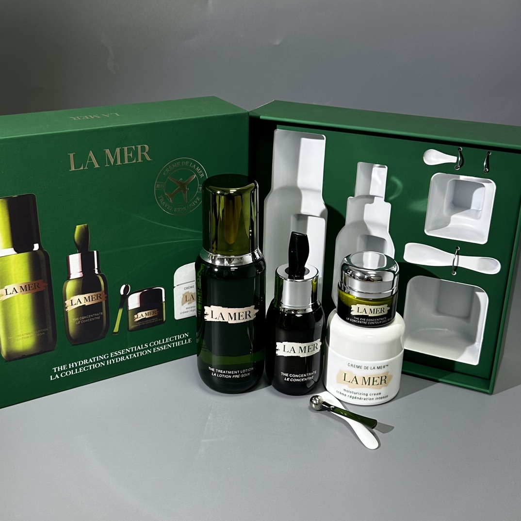 到货💰135包邮
礼盒款海蓝之谜王炸四件套     配中文标      
件12套   批号：A45 
内含：经典面霜60ml+ 新版精粹水150ml+浓缩精华50ml +绿眼霜15ml