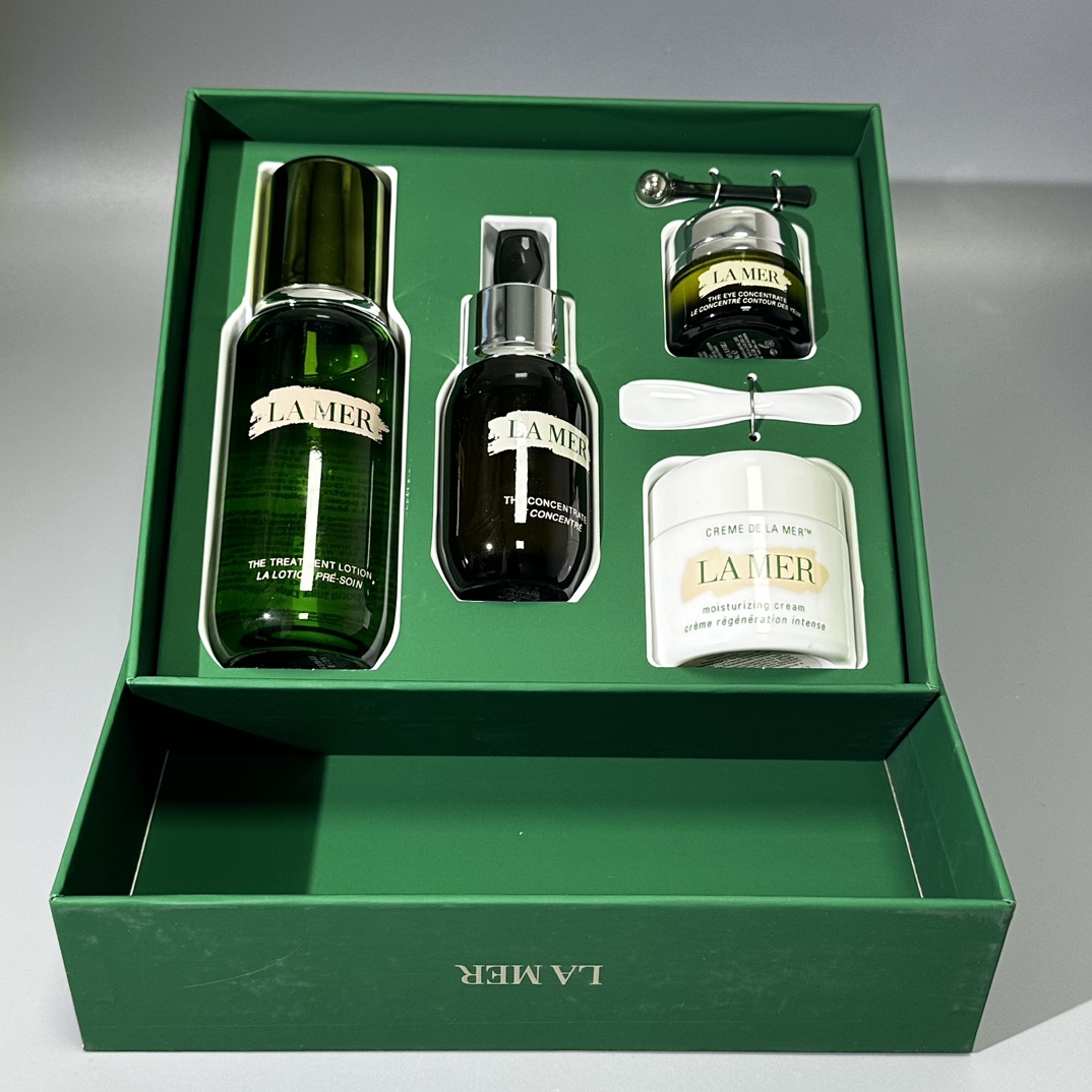 到货💰135包邮
礼盒款海蓝之谜王炸四件套     配中文标      
件12套   批号：A45 
内含：经典面霜60ml+ 新版精粹水150ml+浓缩精华50ml +绿眼霜15ml