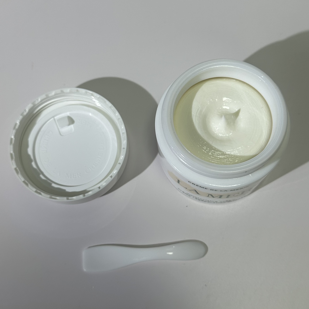 专柜版💰82包邮
实拍高质量对版对味  海蓝之谜经典面霜100ml  配中文标
件24  批号：A55