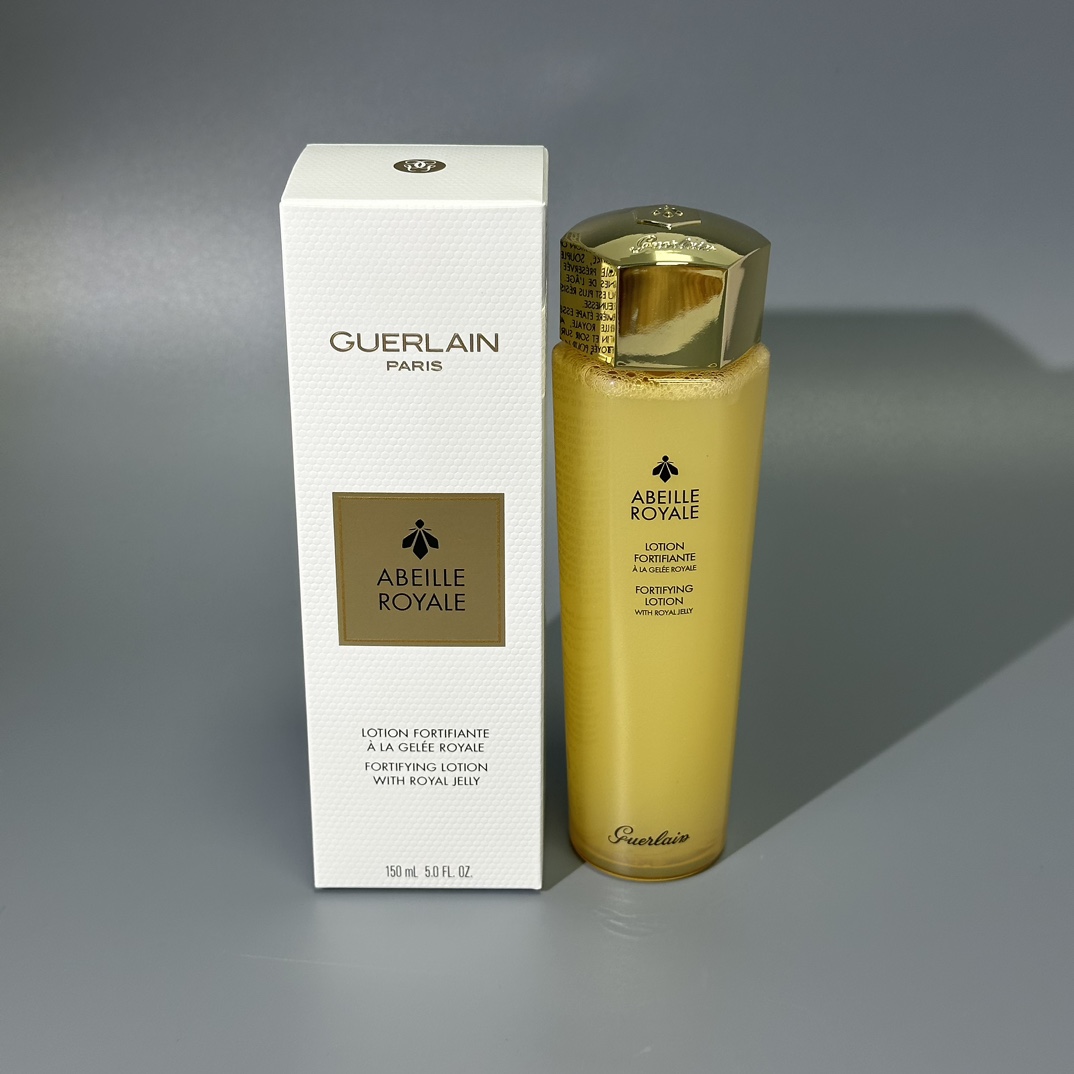25！（下单备注：老版娇兰水150ml） 老版娇兰25X蜂皇水150ml娇兰帝皇蜂姿水150ml，回购请直接入大瓶！新版蜂皇水聚合了 25倍浓萃蜂皇浆精华通过透明亲肤微囊 增强修护 强化肌肤~适合干皮秋冬用非常滋润！娇兰帝皇蜂姿25X精粹…