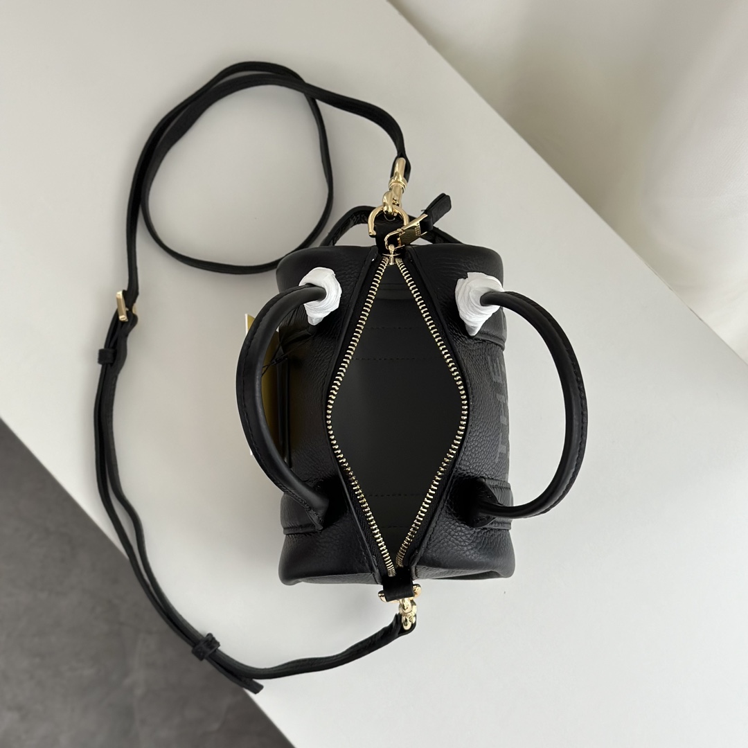 Marc Jacobs ～黑色。尺寸20*12*12