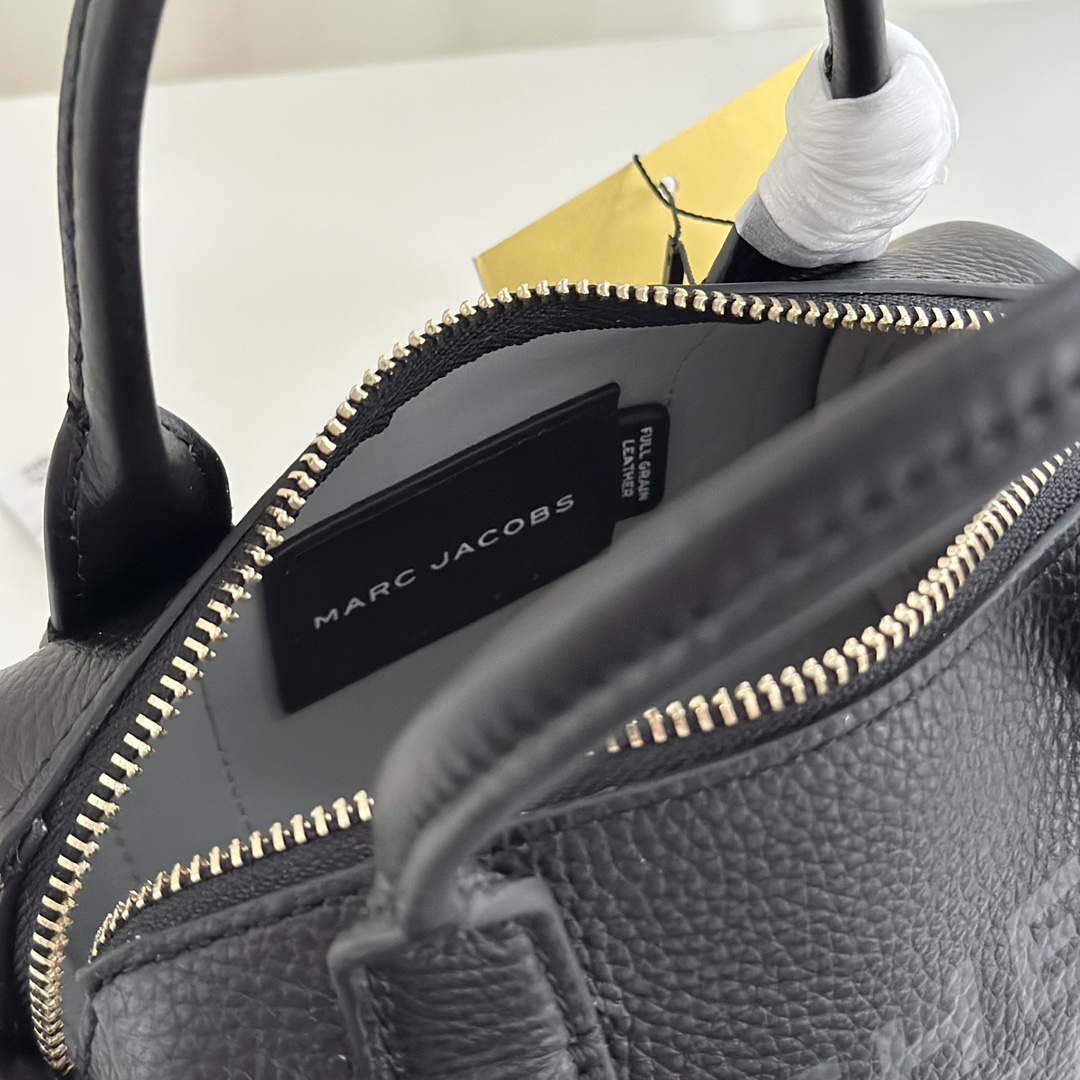 Marc Jacobs ～黑色。尺寸20*12*12