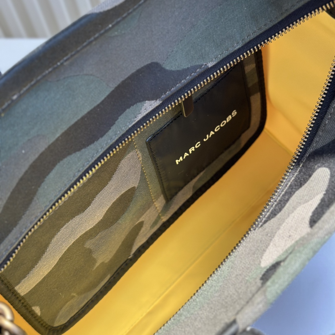 Marc Jacobs ～帆布迷彩绣线托特包 33cm