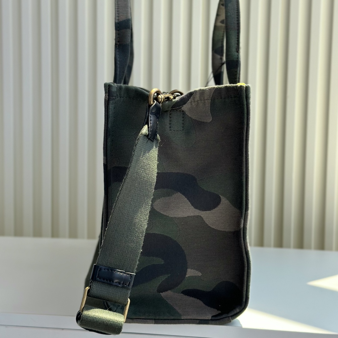 Marc Jacobs ～帆布迷彩绣线托特包 33cm