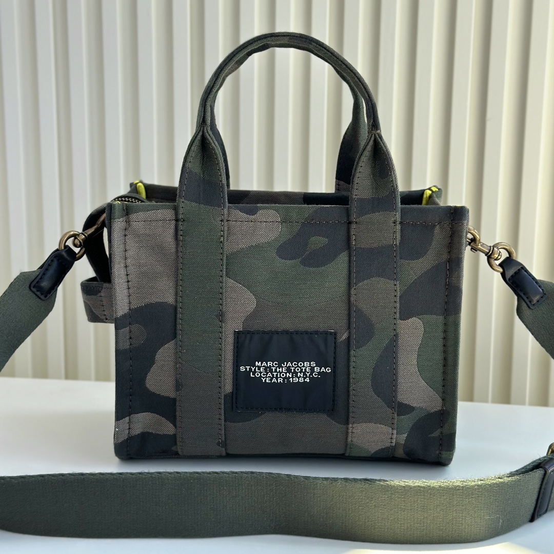 Marc Jacobs ～帆布迷彩绣线托特 26cm
