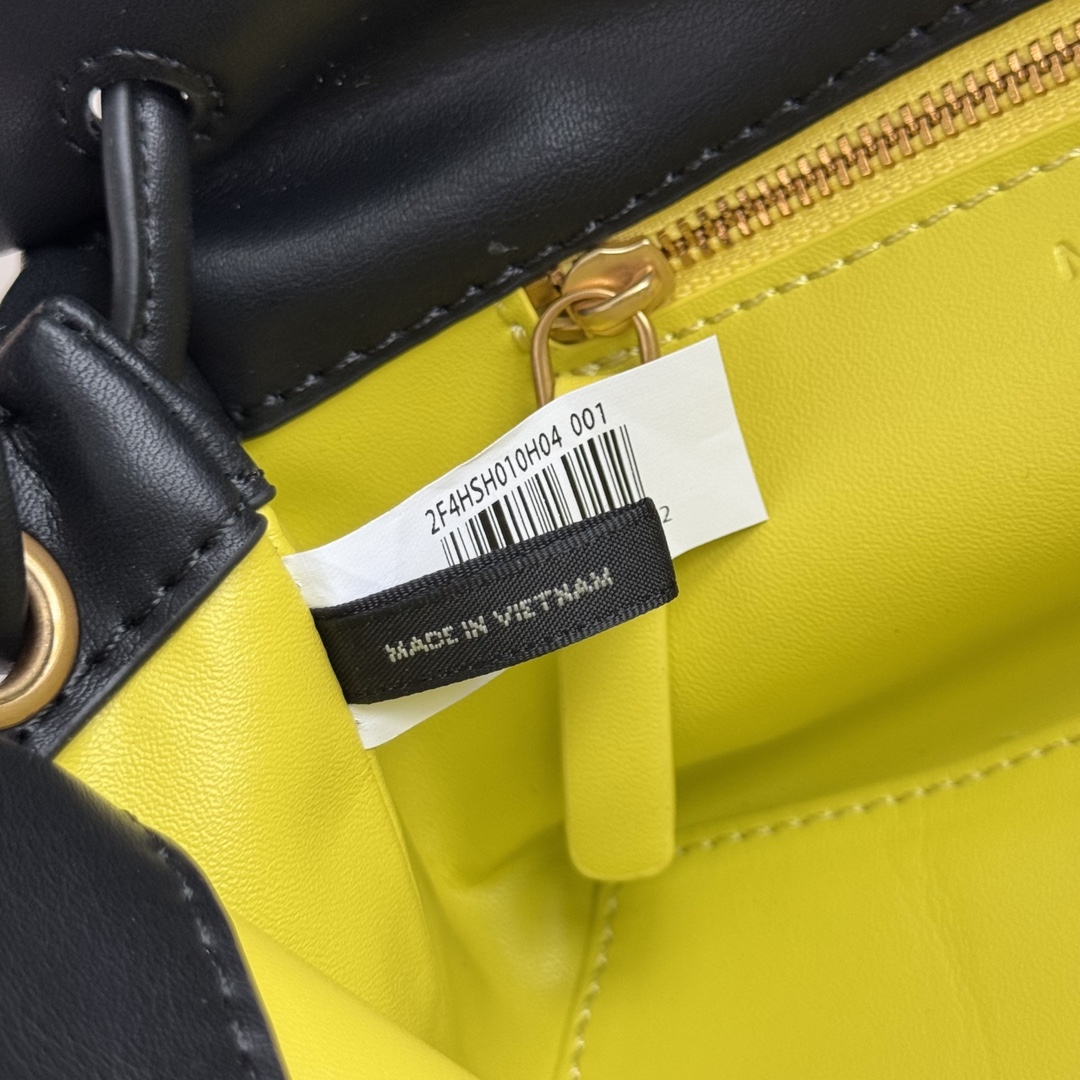 Marc Jacobs 新款牛皮迷你手提包