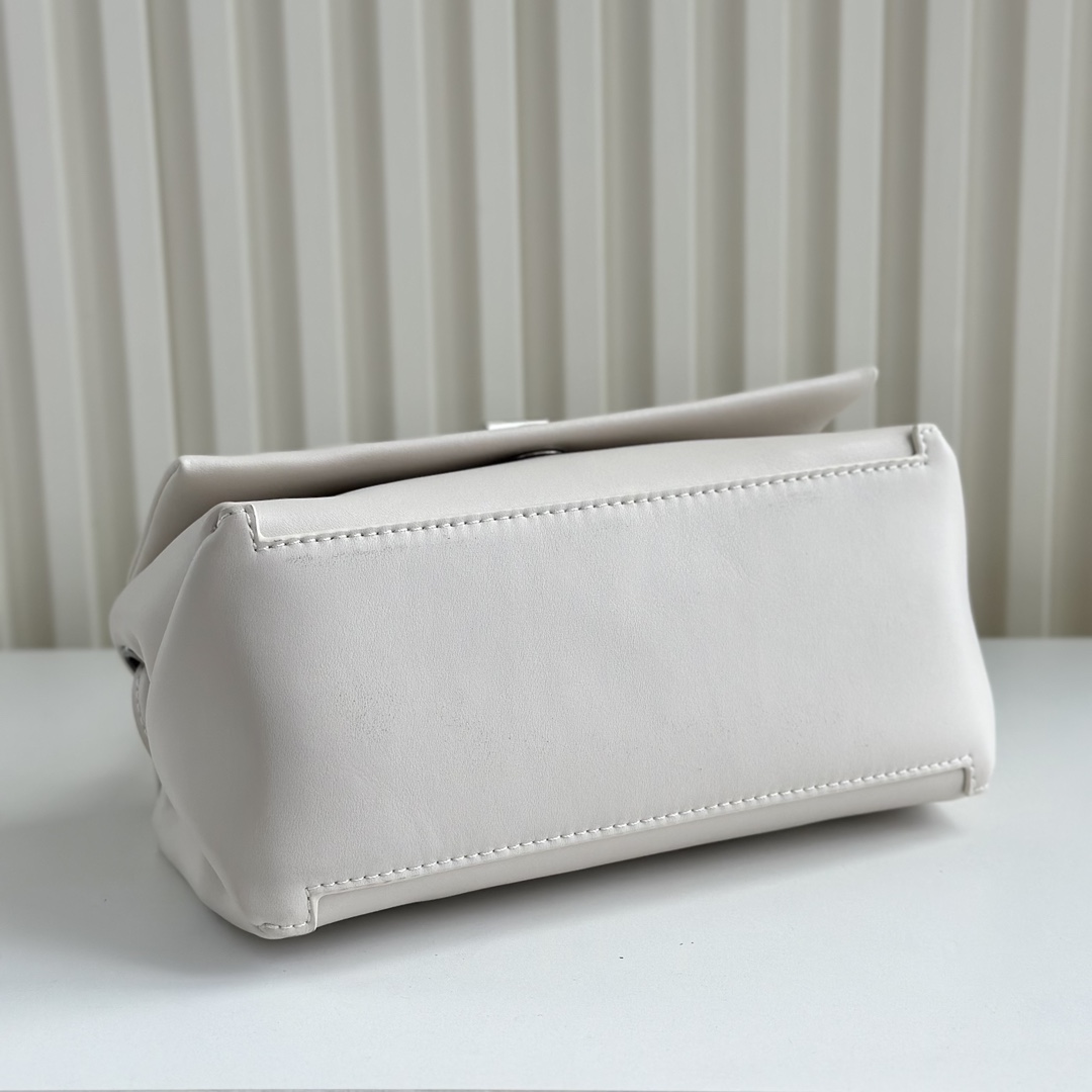 Marc Jacobs 新款牛皮迷你手提包