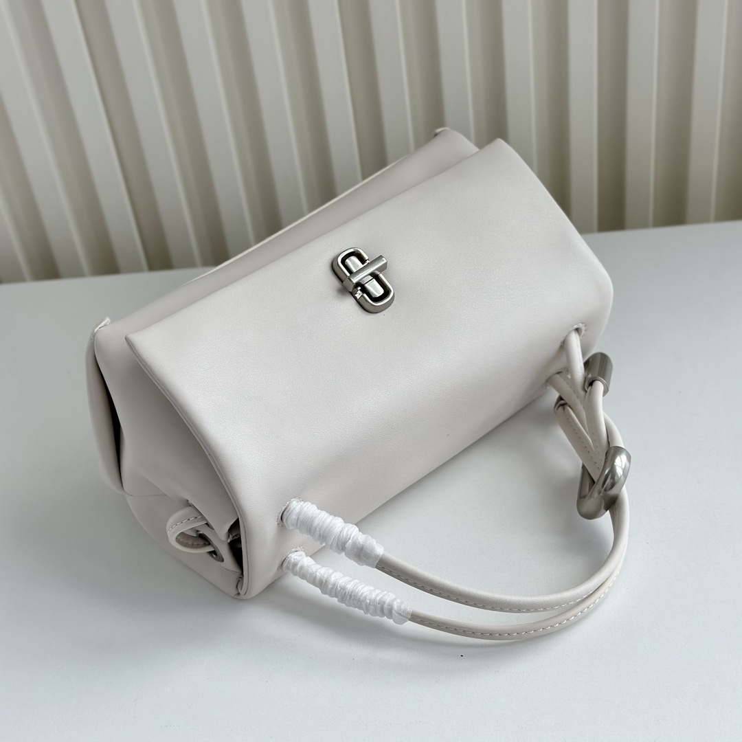 Marc Jacobs 新款牛皮迷你手提包