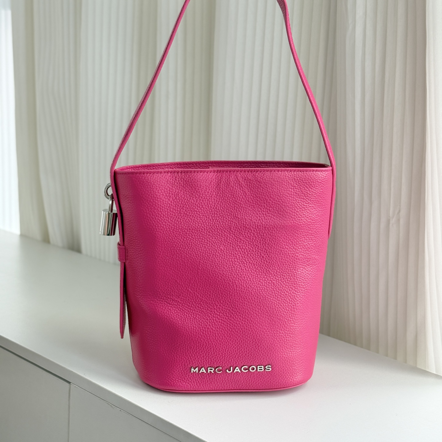 Marc Jacobs ～荔枝纹牛皮水桶包 玫红色