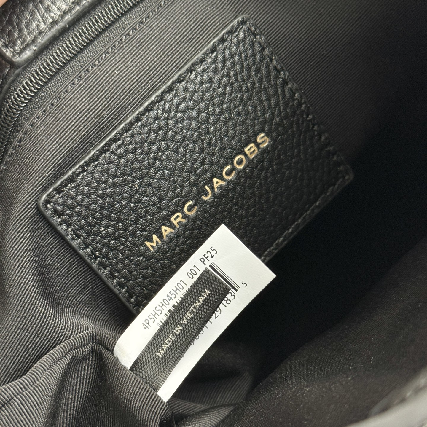 Marc Jacobs ～MJ 荔枝纹牛皮水桶包 黑色