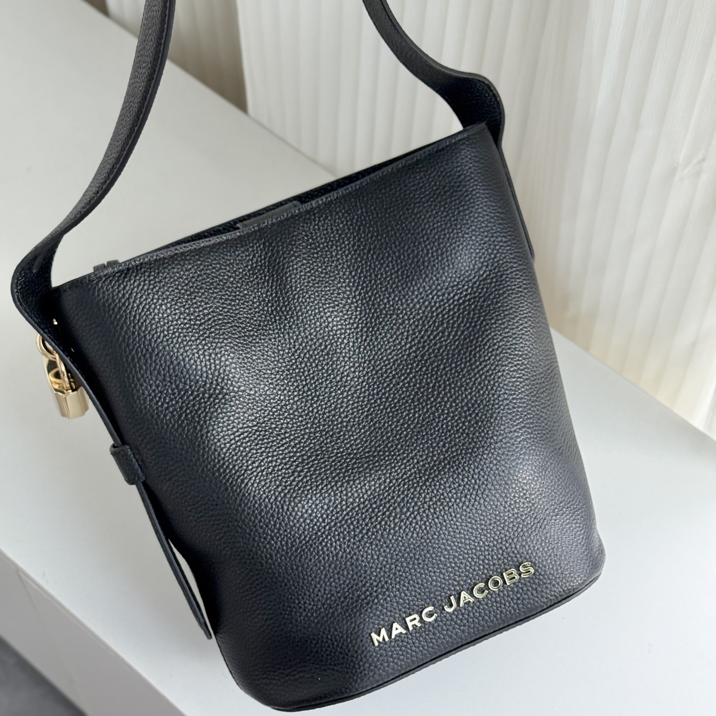 Marc Jacobs ～MJ 荔枝纹牛皮水桶包 黑色