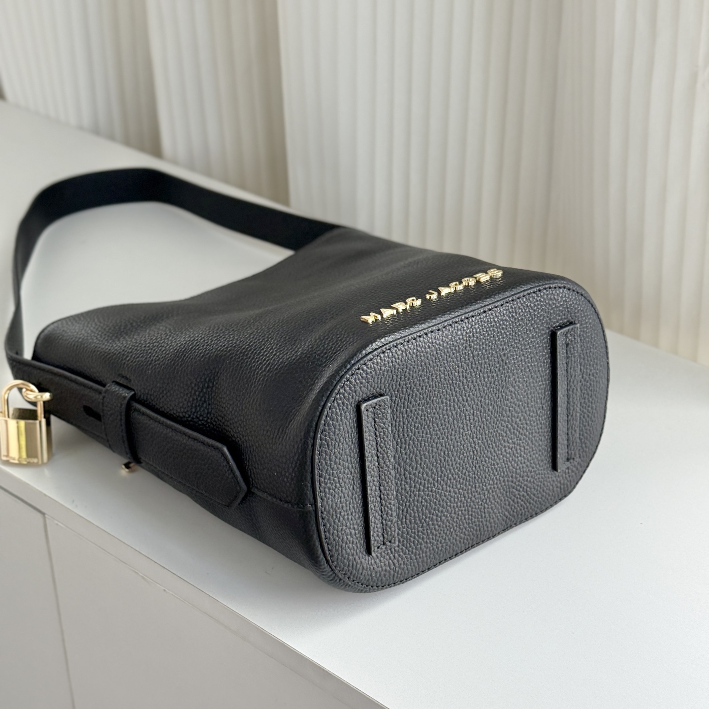 Marc Jacobs ～MJ 荔枝纹牛皮水桶包 黑色