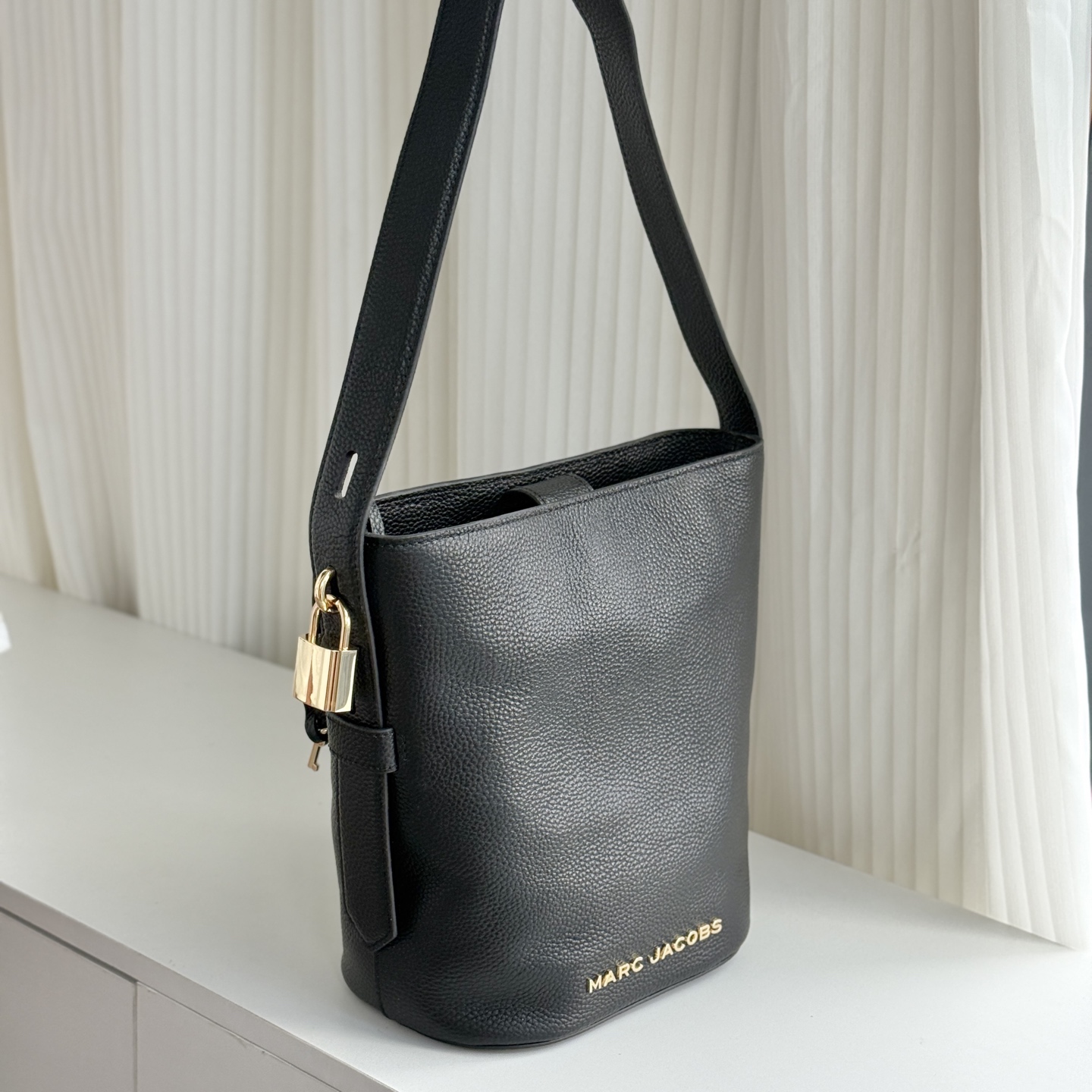 Marc Jacobs ～MJ 荔枝纹牛皮水桶包 黑色