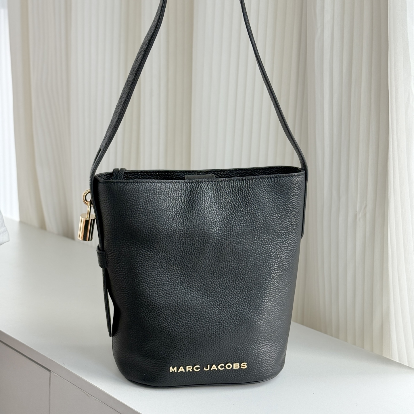 Marc Jacobs ～MJ 荔枝纹牛皮水桶包 黑色