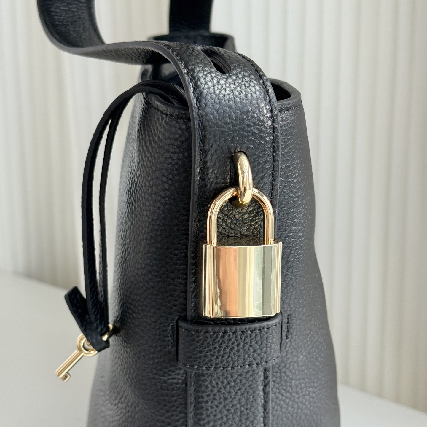 Marc Jacobs ～MJ 荔枝纹牛皮水桶包 黑色