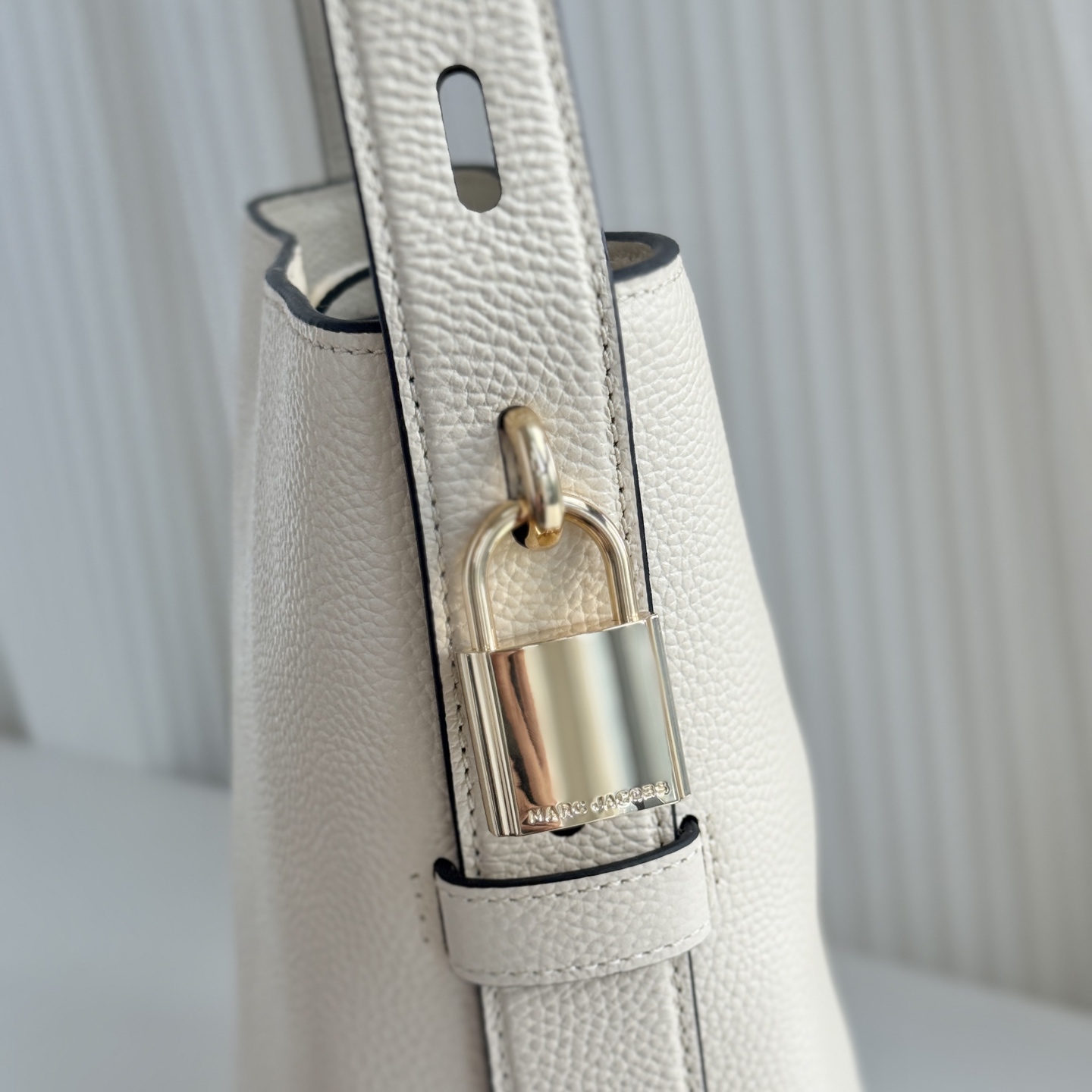 Marc Jacobs ～MJ 荔枝纹牛皮水桶包 米白色