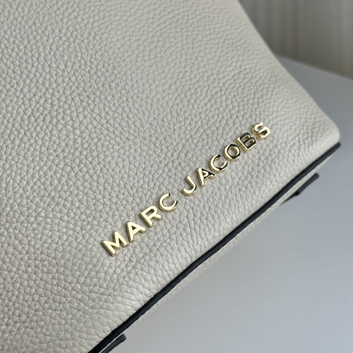 Marc Jacobs ～MJ 荔枝纹牛皮水桶包 米白色