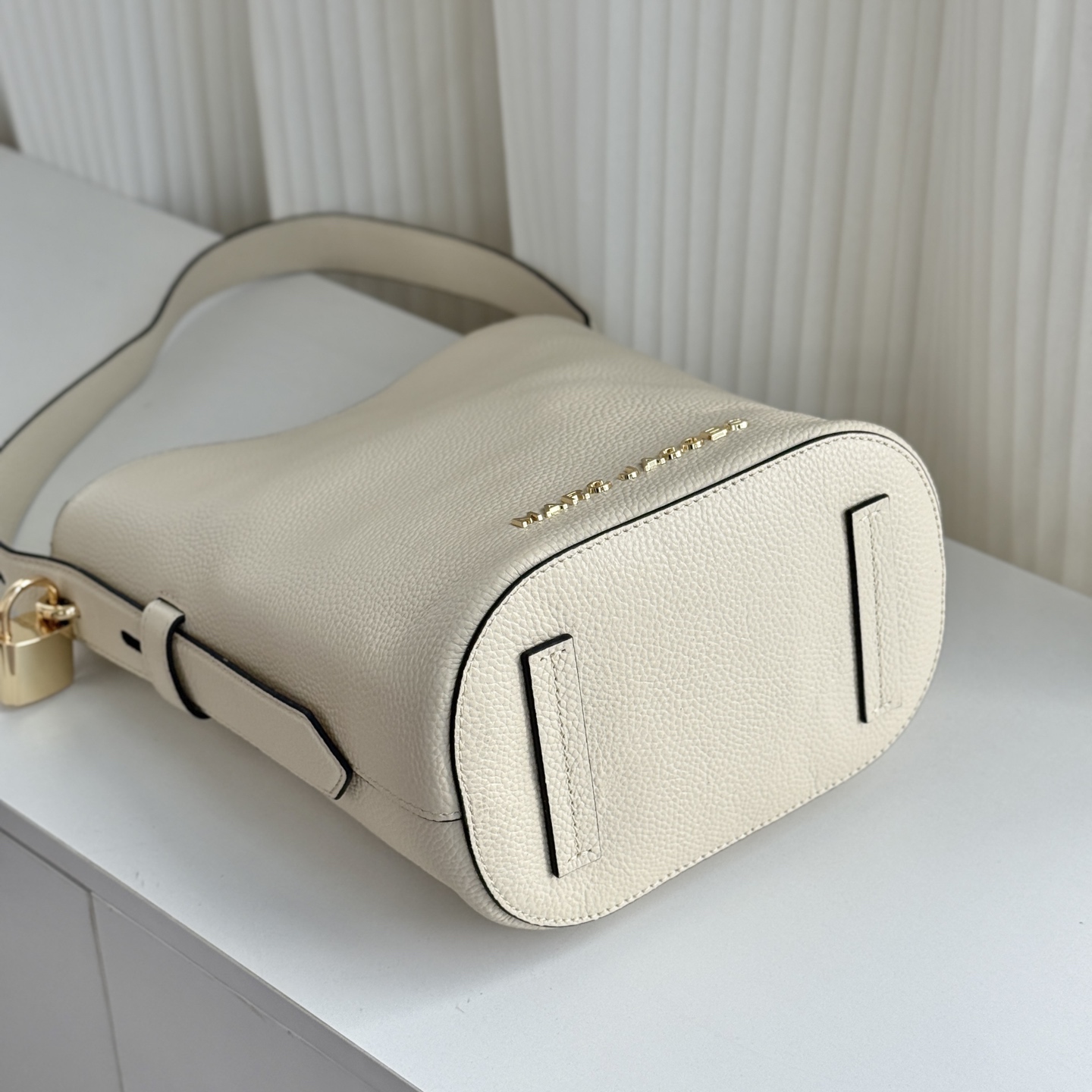 Marc Jacobs ～MJ 荔枝纹牛皮水桶包 米白色