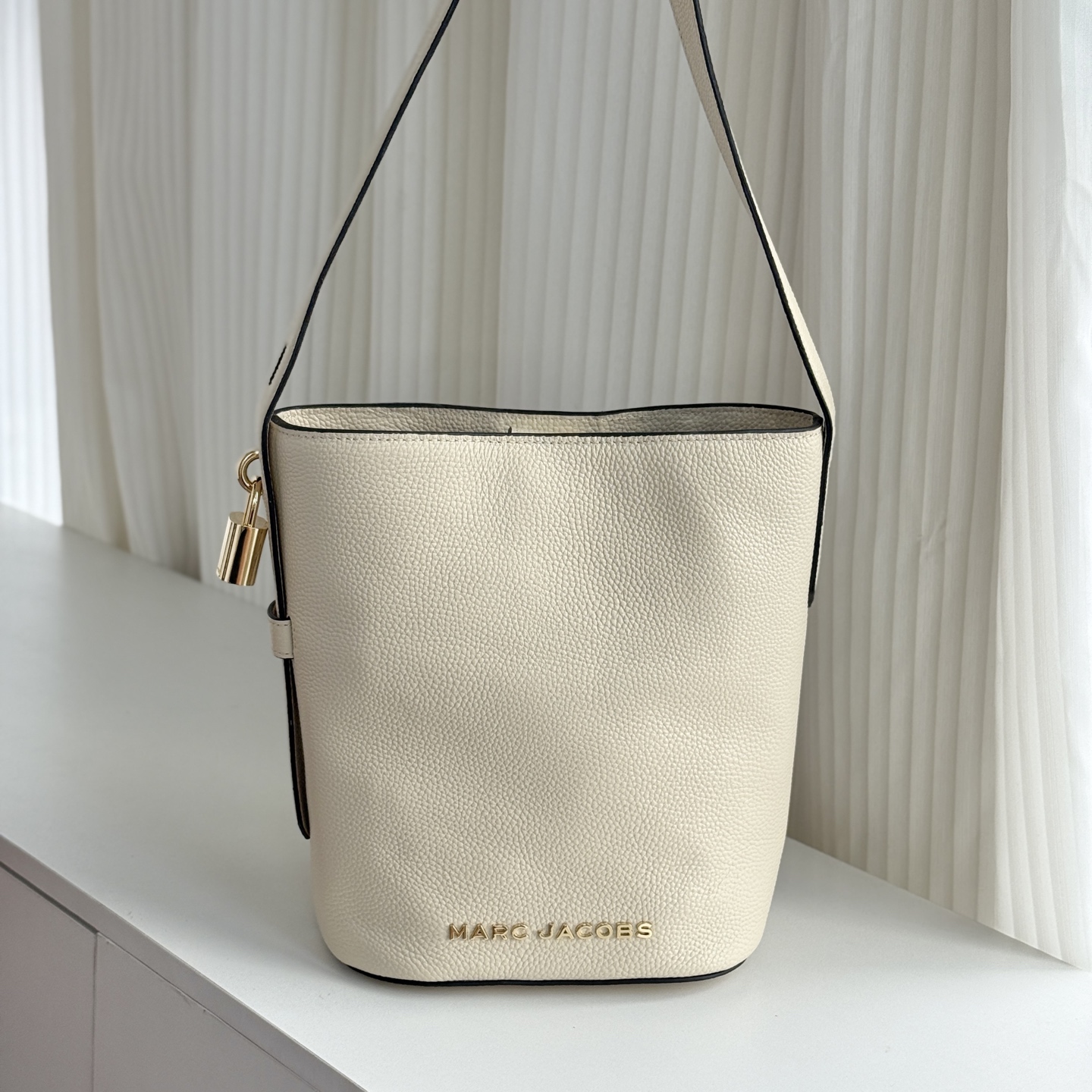 Marc Jacobs ～MJ 荔枝纹牛皮水桶包 米白色