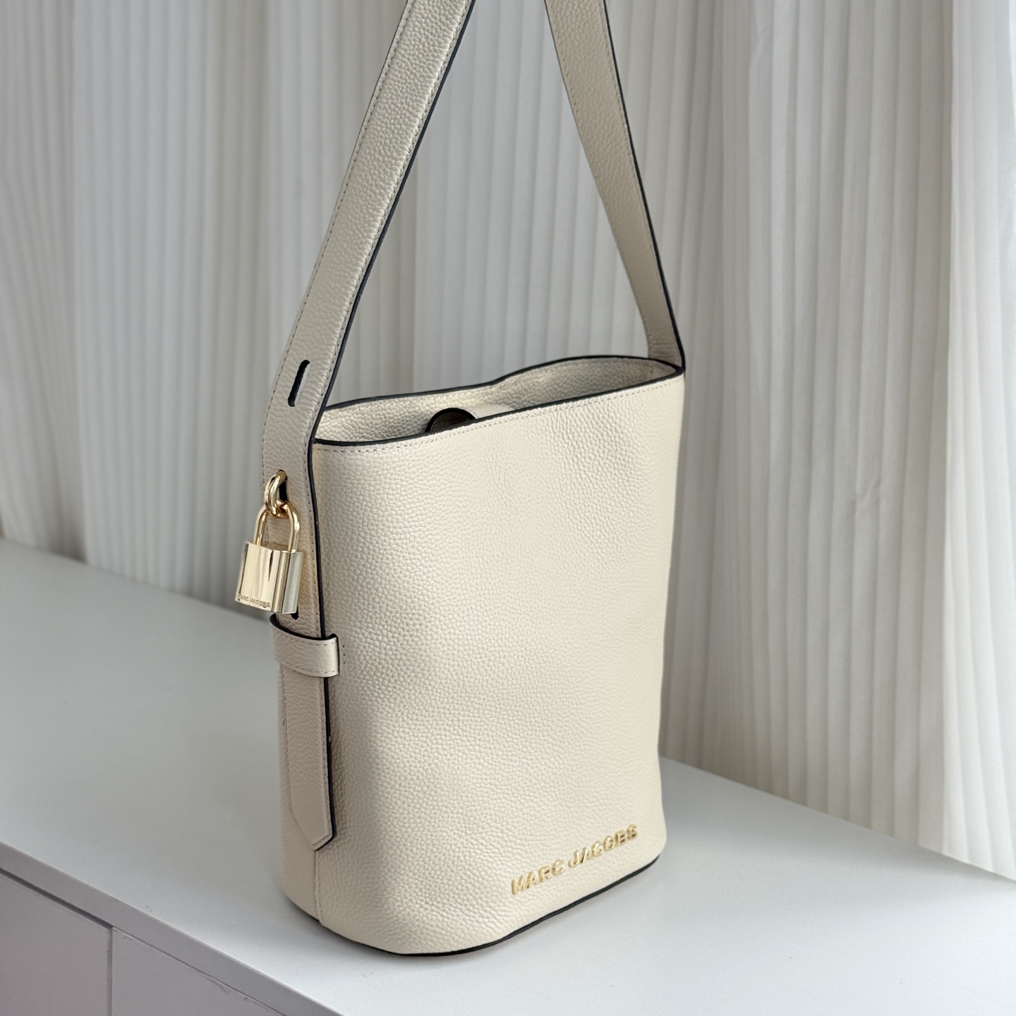 Marc Jacobs ～MJ 荔枝纹牛皮水桶包 米白色