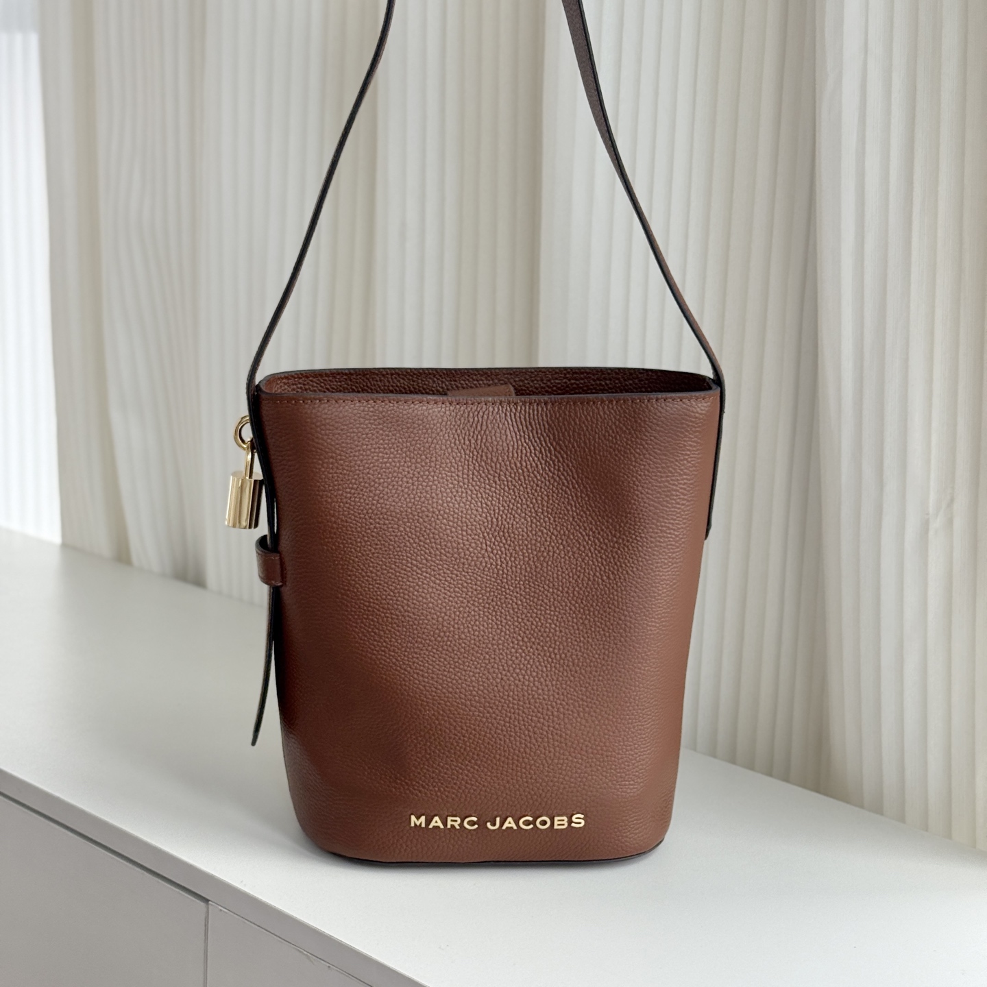 Marc Jacobs ～MJ 荔枝纹牛皮水桶包 深棕色