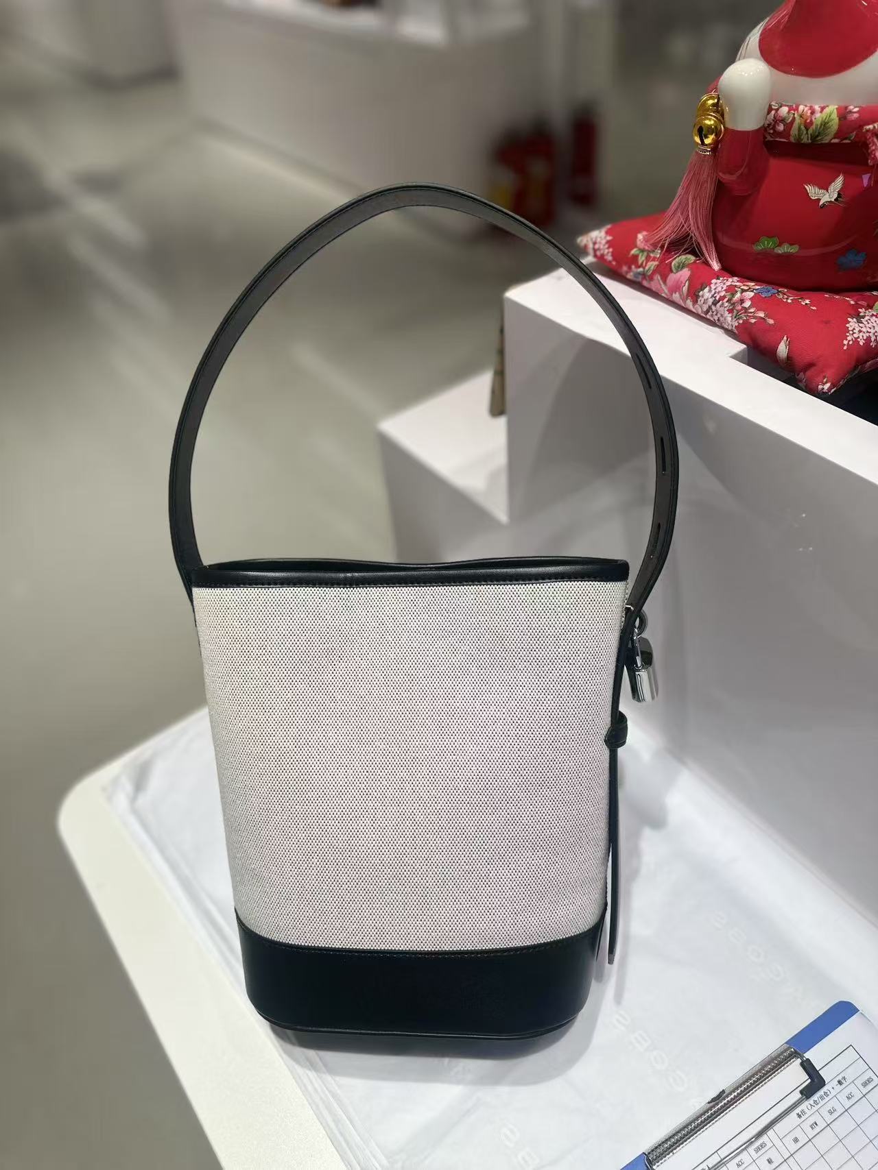Marc Jacobs ～MJ 水桶包 风 帆布与皮的拼接更显高级感
