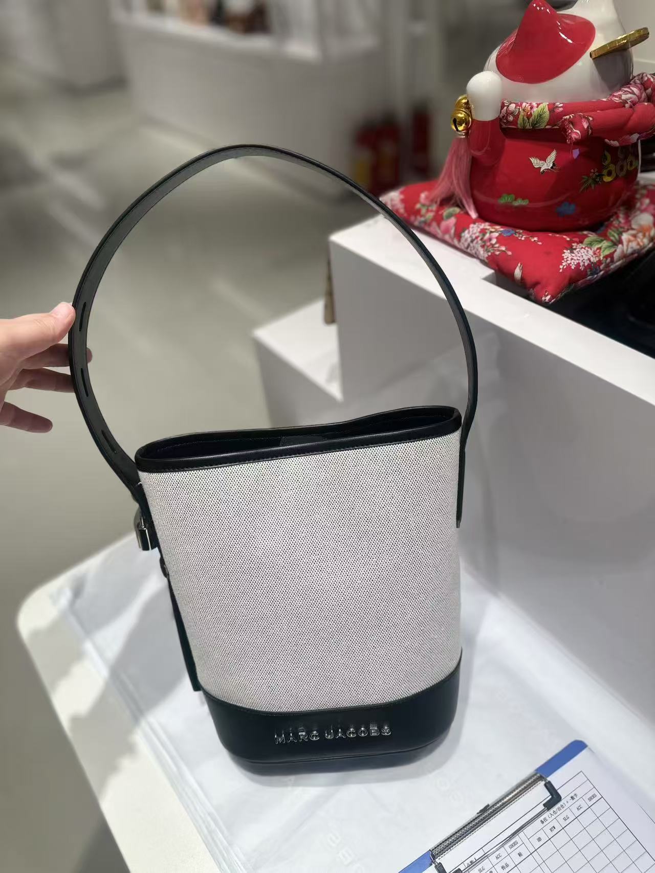 Marc Jacobs ～MJ 水桶包 风 帆布与皮的拼接更显高级感