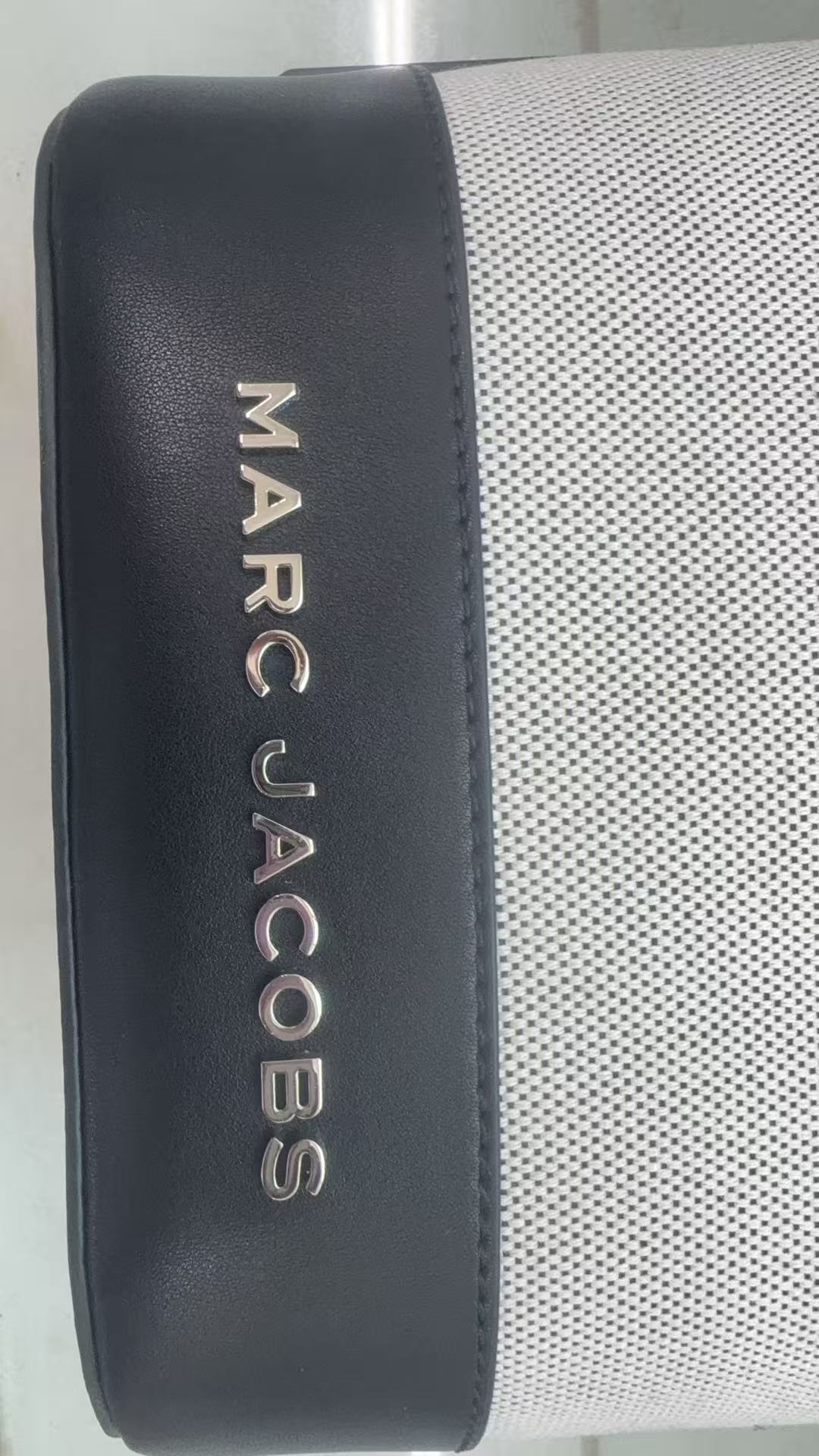 Marc Jacobs ～MJ 水桶包 风 帆布与皮的拼接更显高级感