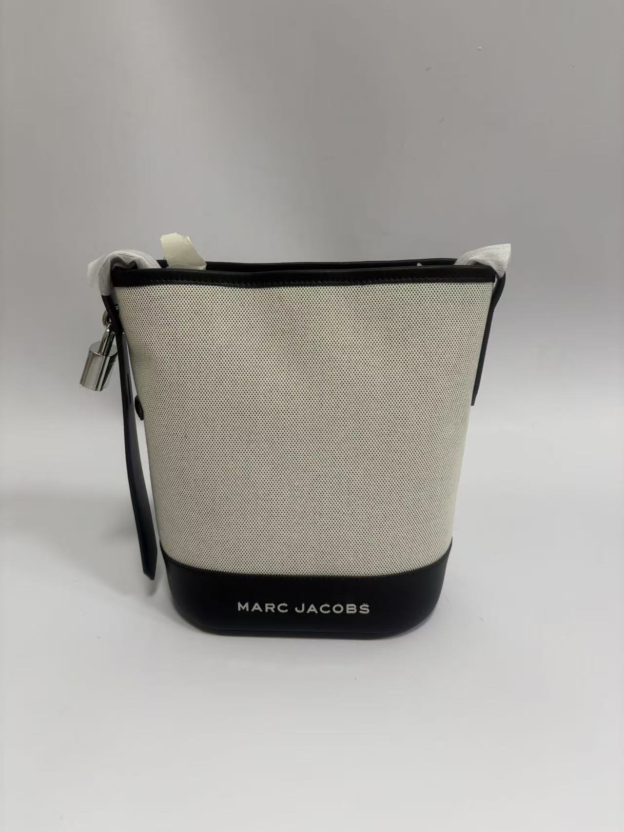 Marc Jacobs ～MJ 水桶包 风 帆布与皮的拼接更显高级感