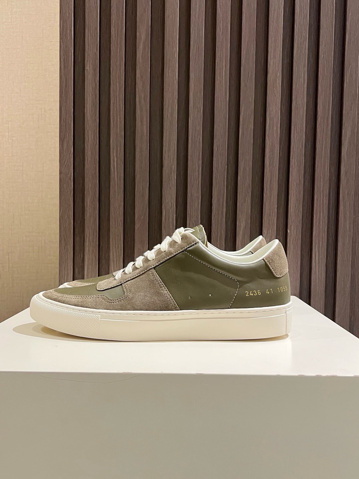 NO:357216,Common Projects White shoes olive cowhide olive cowhide olive cowhide; genuine number for men 2436-1010; exclusive development, purchasing level, highest market version, original empty glue process, full set of genuine packaging, shoe box, cloth bag, shoe wrapping paper, backup shoelaces; original customized head layer full-grain cowhide olive; lining inner lining + insole Original customized imported water-dyed head layer grained beef + mesh cloth; high-content rubber sole, plus double-layer fixed midsole + waist iron; men's model 38-46; batch,, cowhide19860909Common Projects 小白鞋橄榄色牛皮橄榄色牛反绒；正品编号男款2436-1010;独家开发,代购级别,市场最高版本,原版空胶工艺,全套正品包装,鞋盒,布袋,包鞋纸,后备鞋带；面料原版订制头层全粒面牛皮牛反绒；里料内里+鞋垫 原版订制进口水染头层粒面牛里+网布；底料高含量橡胶大底,加上双层定型中底+腰铁；男款 38-46； 批,,cowhide,Men's shoes