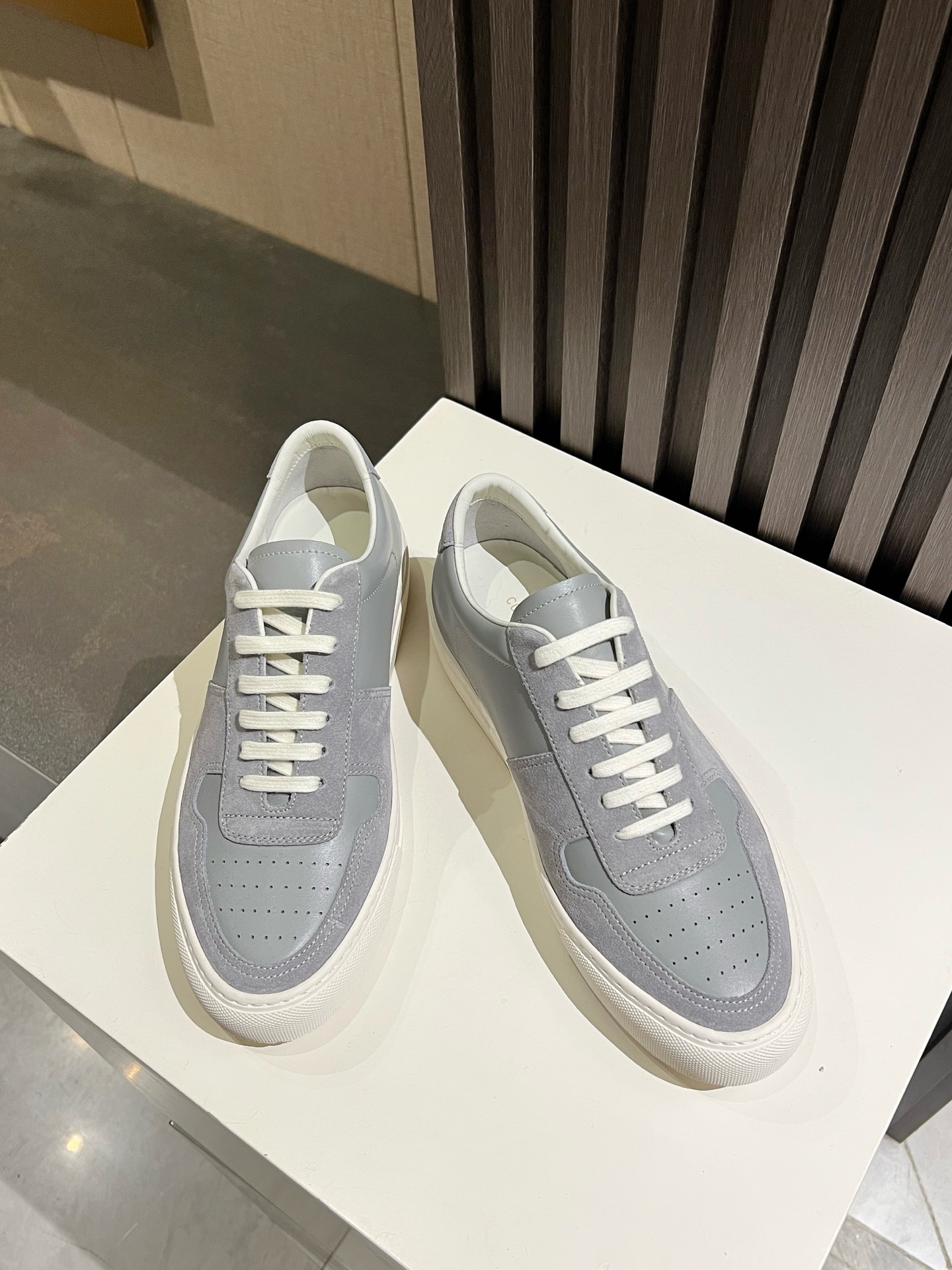 NO:357234,Common Projects White shoes gray cowhide gray cowhide; genuine number for men 2393-7543; exclusive development, purchasing level, highest market version, original empty glue process, full set of genuine packaging, shoe box, cloth bag, shoe wrap paper, backup shoelace; original customized head layer full-grain cowhide; lining inner lining + insole Original customized imported water-dyed head layer grained beef + mesh cloth; base material high content rubber outsole, plus double-layer fixed midsole + waist iron; men's model 38-46; batch,, cowhide19860909Common Projects 小白鞋灰色牛皮灰色牛反绒；正品编号男款2393-7543；独家开发,代购级别,市场最高版本,原版空胶工艺,全套正品包装,鞋盒,布袋,包鞋纸,后备鞋带；面料原版订制头层全粒面牛皮牛反绒；里料内里+鞋垫 原版订制进口水染头层粒面牛里+网布；底料高含量橡胶大底,加上双层定型中底+腰铁； 男款 38-46；批,,cowhide,Men's shoes