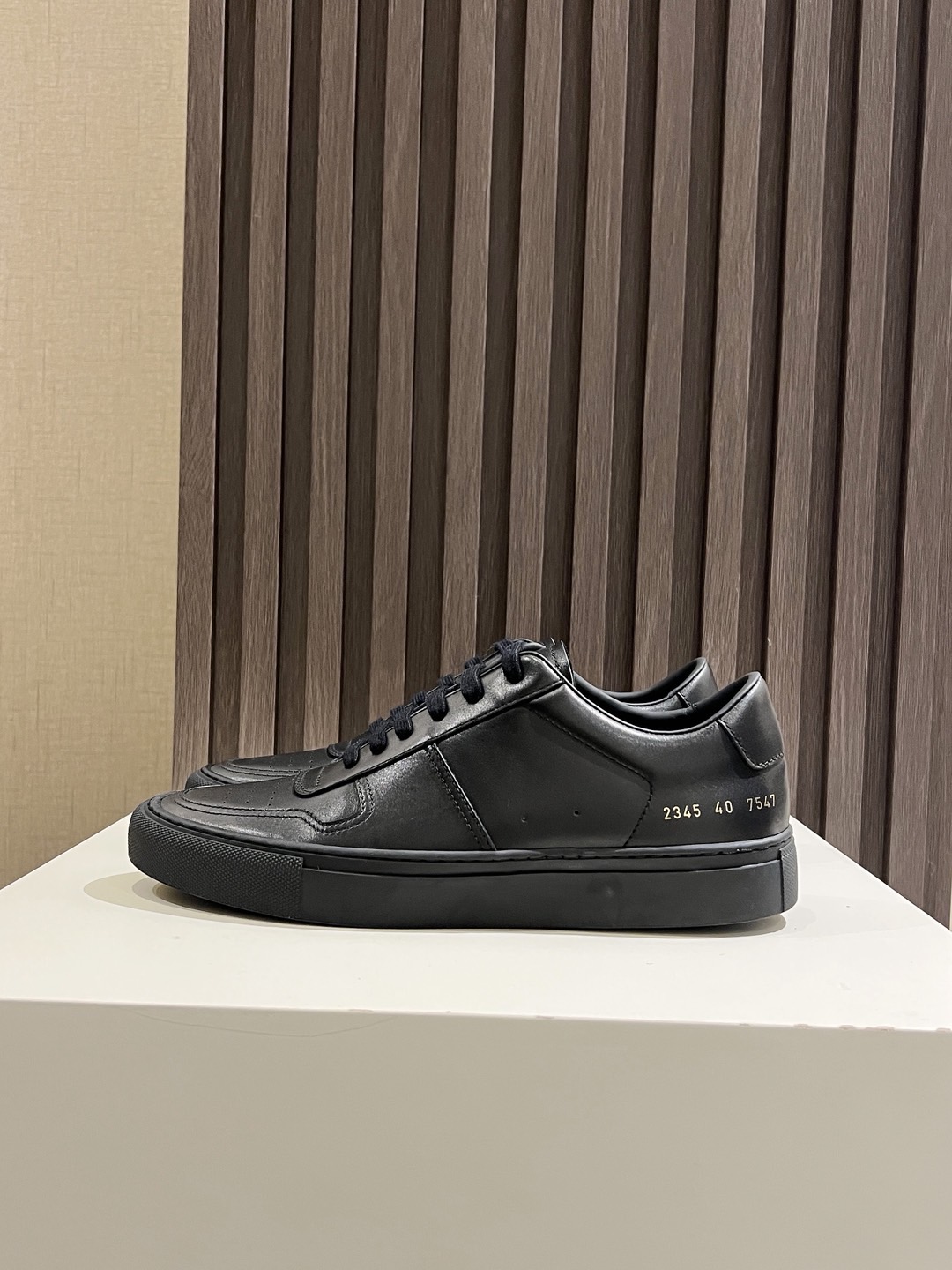 NO:357302,Common Projects White shoes black cowhide genuine number for men 2345-7547; exclusive development, purchasing level, highest market version, original empty glue process, full set of genuine packaging, shoe box, cloth bag, shoe wrapping paper, backup shoelaces; original customized top layer full-grain cowhide; lining inner lining + insole Original customized imported water-dyed head layer grained beef + mesh cloth; base material high content rubber outsole, plus double-layer fixed midsole + waist iron; women's 35-40 men's 38-46 batches,,cowhide19860909Common Projects 小白鞋黑色牛皮正品编号男款2345-7547；独家开发,代购级别,市场最高版本,原版空胶工艺,全套正品包装,鞋盒,布袋,包鞋纸,后备鞋带；面料原版订制头层全粒面牛皮；里料内里+鞋垫 原版订制进口水染头层粒面牛里+网布；底料高含量橡胶大底,加上双层定型中底+腰铁； 女款35-40男款 38-46 批,,cowhide,Men's shoes