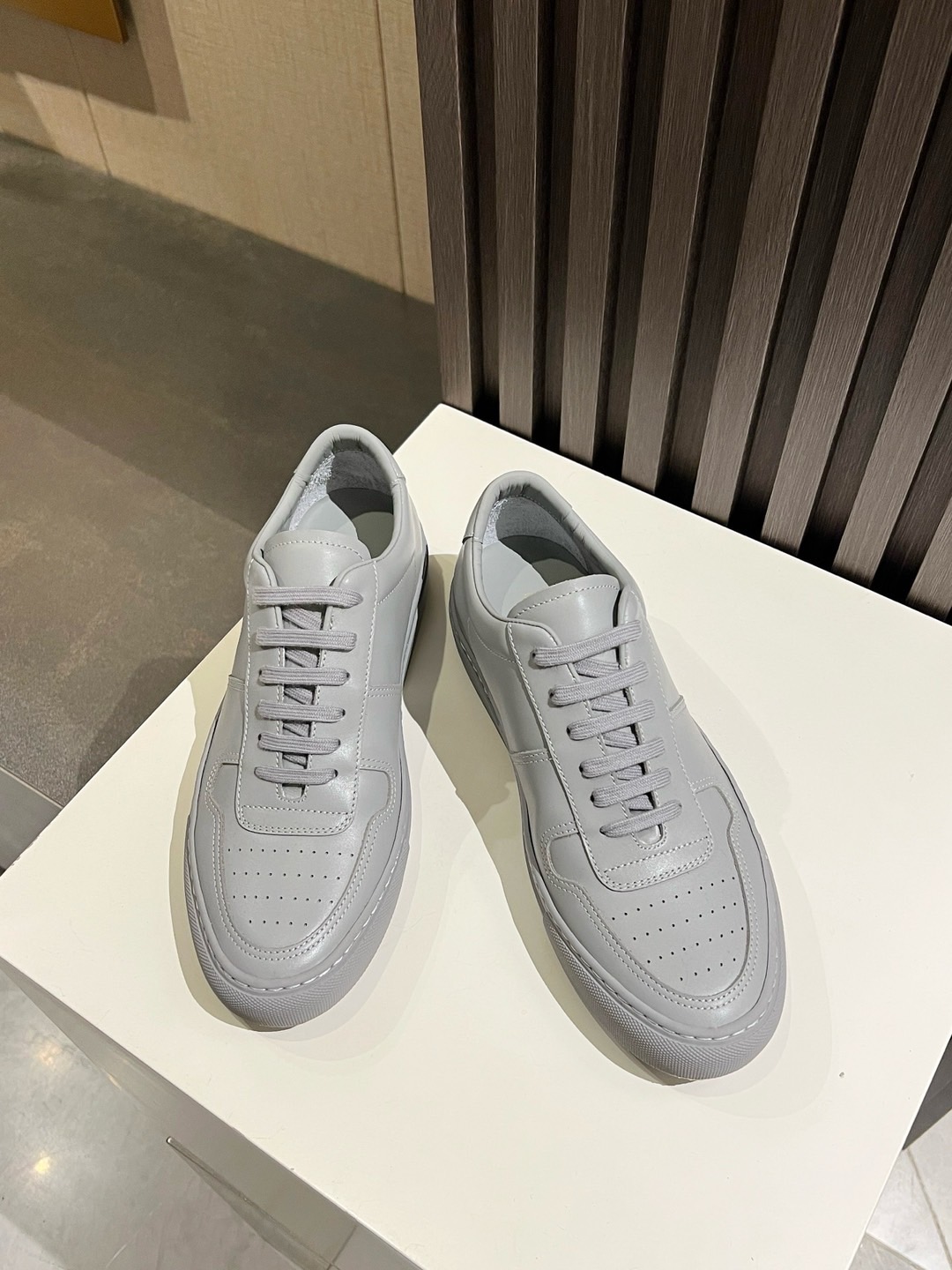 NO:357318,Common Projects White shoes, gray cowhide genuine number for women 3864-7543; men's 2155-7543; exclusive development, purchasing level, highest market version, original empty glue process, full set of genuine packaging, shoe box, cloth bag, shoe wrap paper, backup shoelaces; original customized top layer full grain cowhide; lining inner lining + insole Original customized imported water-dyed head layer grain cowhide mesh cloth; base material high content rubber outsole, plus double-layer fixed midsole + waist iron; women's 35-40 men's 38-46; batch, cowhide19860909Common Projects 小白鞋灰色牛皮正品编号女款3864-7543；男款2155-7543；独家开发,代购级别,市场最高版本,原版空胶工艺,全套正品包装,鞋盒,布袋,包鞋纸,后备鞋带；面料原版订制头层全粒面牛皮；里料内里+鞋垫 原版订制进口水染头层粒面牛里网布；底料高含量橡胶大底,加上双层定型中底+腰铁； 女款35-40男款 38-46；批,,cowhide,Men's shoes