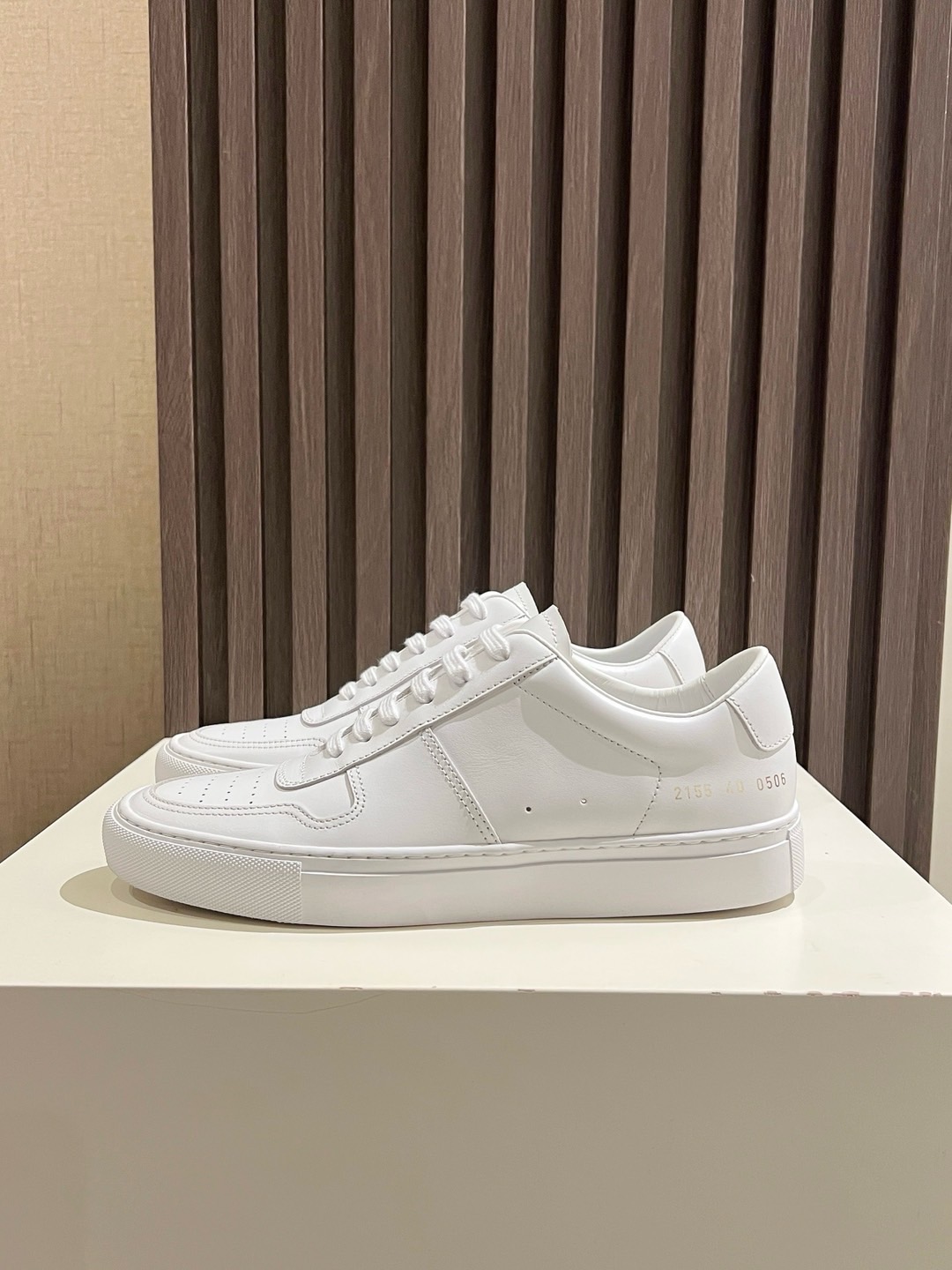 NO:357337,Common Projects White White Cowhide Genuine Number Women's Model 3864-0506; Men's Model 2155-0506; Exclusively developed, purchasing level, the highest market version, original empty glue process, full set of genuine packaging, shoe box, cloth bag, shoe wrapping paper, backup shoelaces; original customized top layer full-grain cowhide; lining inner lining + insole Original customized imported water-dyed head layer grained beef + mesh; base material high content rubber outsole, plus double-layer fixed midsole + waist iron; women's Model 35-40 men's Model 38-46; batch, cowhide19860909Common Projects 小白鞋白色牛皮正品编号女款3864-0506；男款2155-0506；独家开发,代购级别,市场最高版本,原版空胶工艺,全套正品包装,鞋盒,布袋,包鞋纸,后备鞋带；面料原版订制头层全粒面牛皮；里料内里+鞋垫 原版订制进口水染头层粒面牛里+网布；底料高含量橡胶大底,加上双层定型中底+腰铁； 女款35-40男款 38-46； 批,,cowhide,Men's shoes