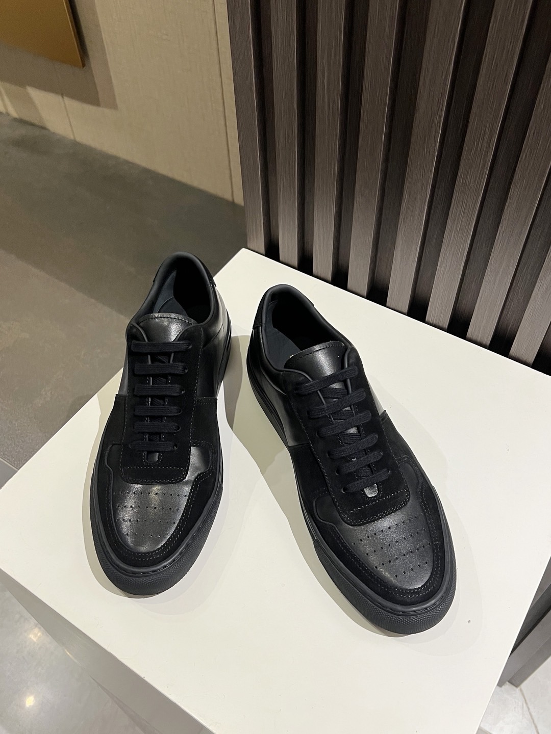 NO:357356,Common Projects white shoes black cowhide cow velvet; genuine number for men 2436-7547; exclusive development, purchasing level, highest market version, original empty glue process, full set of genuine packaging, shoe box, cloth bag, shoe wrapping paper, backup shoelaces; original customized top layer full-grain cow velvet; lining inner + insole Original customized imported water-dyed head layer grained beef + mesh cloth; base material high content rubber outsole, plus double-layer fixed midsole + waist iron; women's 35-40 men's 38-46; batch, cowhide19860909Common Projects 小白鞋黑色牛皮牛反绒；正品编号男款2436-7547；独家开发,代购级别,市场最高版本,原版空胶工艺,全套正品包装,鞋盒,布袋,包鞋纸,后备鞋带；面料原版订制头层全粒面牛皮牛反绒；里料内里+鞋垫 原版订制进口水染头层粒面牛里+网布；底料高含量橡胶大底,加上双层定型中底+腰铁； 女款35-40男款 38-46；批,,cowhide,Men's shoes