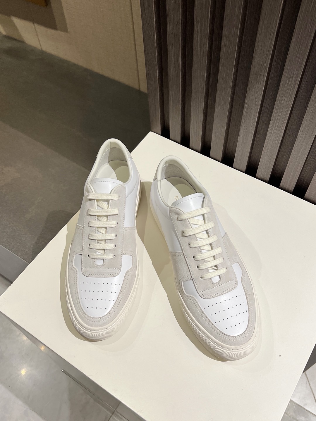 NO:357376,Common Projects White White Cowhide Beef Reverse Fleece; Genuine Number Women's Model 6112-0506; Men's Model 2393-0506; Exclusive Development, Purchase Level, Market Highest Version, Original Empty Glue Process, Full Set of Authentic Packaging, Shoe Box, Cloth Bag, Shoe Paper, Backup Lace; Original Customized Top Layer Full Grain Cowhide Cowhide; Lining Inner + Insole Original Customized Imported Water-Dyeing Head Layer Grain Cowhide + Mesh Cloth; High Content Rubber Outsole, Plus Double-Layer Setting Midsole + Waist Iron; Women's Model 35-40 Men's Model 38-46; Buy,, cowhide19860909Common Projects 小白鞋白色牛皮米白色牛反绒；正品编号女款6112-0506；男款2393-0506；独家开发,代购级别,市场最高版本,原版空胶工艺,全套正品包装,鞋盒,布袋,包鞋纸,后备鞋带；面料原版订制头层全粒面牛皮牛反绒；里料内里+鞋垫 原版订制进口水染头层粒面牛里+网布；底料高含量橡胶大底,加上双层定型中底+腰铁； 女款35-40男款 38-46；批,,cowhide,Men's shoes