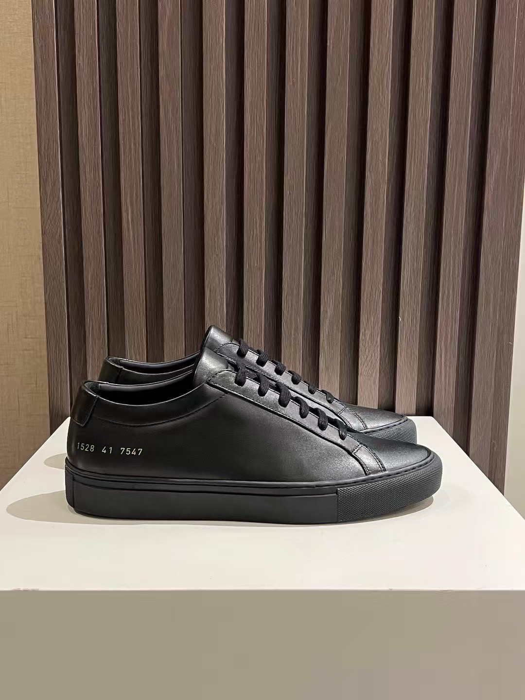 NO:357250,Common Projects white shoes; black cowhide genuine number for women 3701-7547; men's 1528-7547; exclusive development, purchasing level, highest market version, original empty glue process, full set of genuine packaging, shoe box, cloth bag, shoe wrap paper, backup shoelaces; original customized head layer full grain cowhide; lining inner lining + insole Original customized imported water dyed head layer grain cowhide; base material high content rubber outsole, plus double-layer fixed midsole + waist iron; women's 35-40 men's 38-46; batch, cowhide19860909Common Projects 小白鞋；黑色牛皮正品编号女款3701-7547；男款1528-7547；独家开发,代购级别,市场最高版本,原版空胶工艺,全套正品包装,鞋盒,布袋,包鞋纸,后备鞋带；面料原版订制头层全粒面牛皮；里料内里+鞋垫 原版订制进口水染头层粒面牛里；底料高含量橡胶大底,加上双层定型中底+腰铁； 女款35-40男款 38-46； 批,,cowhide,Men's shoes