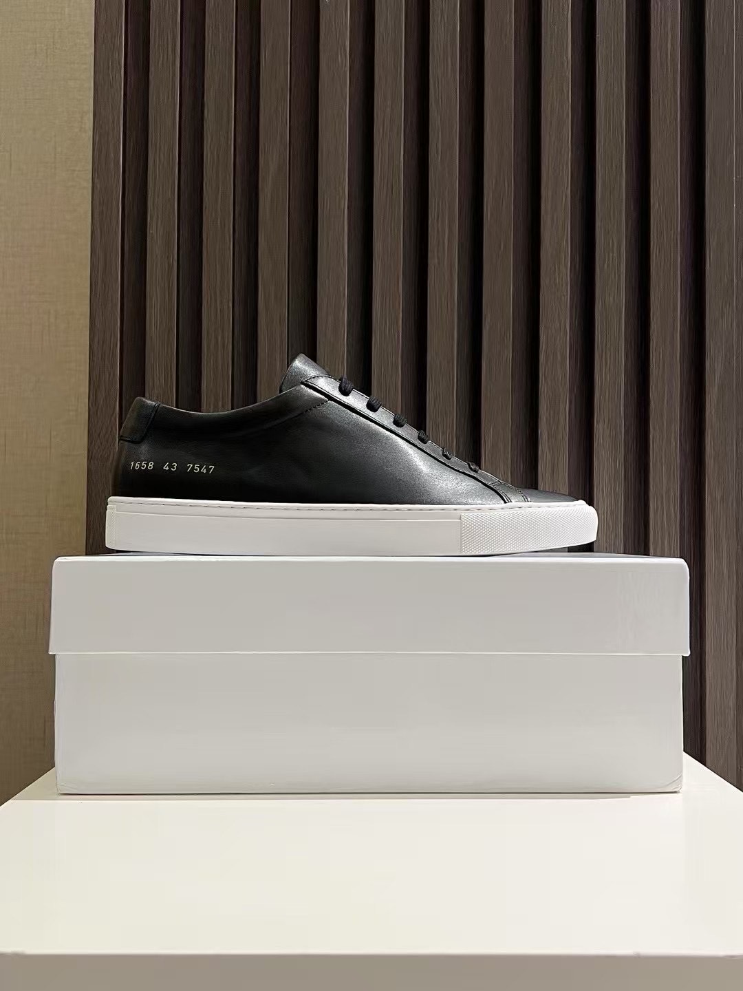 NO:357268,Common Projects white shoes; black cowhide white outsole genuine number for women 3805-7547; men's 1658-7547; exclusive development, purchasing level, highest market version, original empty glue process, full set of genuine packaging, shoe box, cloth bag, shoe wrap paper, backup shoelaces; original customized head layer full grain cowhide; lining inner lining + insole Original customized imported water dyed head layer grain cowhide; base material high content rubber outsole, plus double-layer fixed midsole + waist iron; women's 35-40 men's 38-45; batch, cowhide19860909Common Projects 小白鞋；黑色牛皮白色大底正品编号女款3805-7547；男款1658-7547；独家开发,代购级别,市场最高版本,原版空胶工艺,全套正品包装,鞋盒,布袋,包鞋纸,后备鞋带；面料原版订制头层全粒面牛皮；里料内里+鞋垫 原版订制进口水染头层粒面牛里；底料高含量橡胶大底,加上双层定型中底+腰铁； 女款35-40男款 38-45； 批,,cowhide,Men's shoes