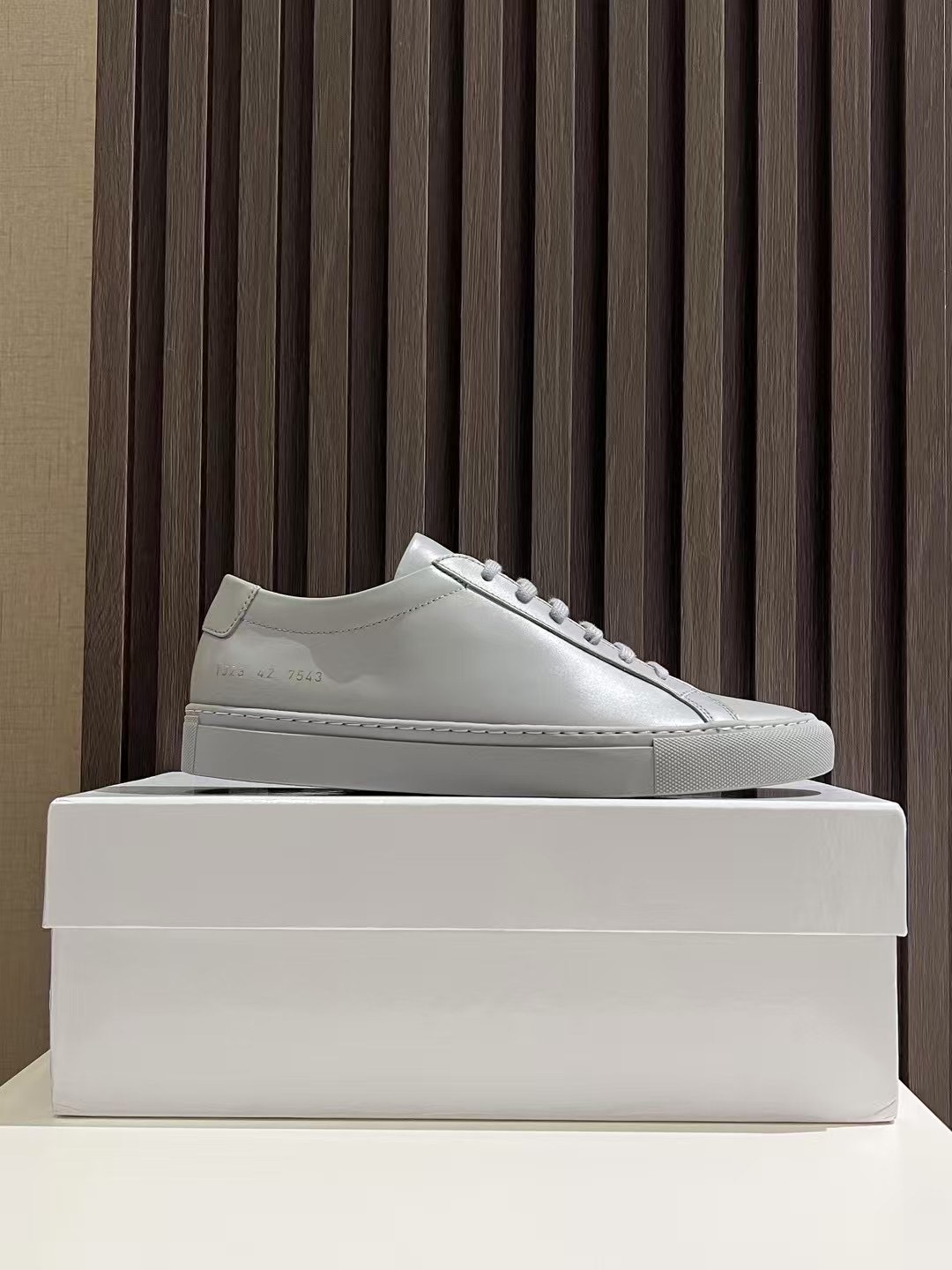 NO:357286,Common Projects white shoes; gray cowhide genuine number for women 3701-7543; men's 1528-7543; exclusive development, purchasing level, highest market version, original empty glue process, full set of genuine packaging, shoe box, cloth bag, shoe wrap paper, backup shoelaces; original customized top layer full grain cowhide; lining inner lining + insole Original customized imported water dyed head layer grain cowhide; base material high content rubber outsole, plus double-layer fixed midsole + waist iron; women's 35-40 men's 38-45; batch, cowhide19860909Common Projects 小白鞋；灰色牛皮 正品编号女款3701-7543；男款1528-7543；独家开发,代购级别,市场最高版本,原版空胶工艺,全套正品包装,鞋盒,布袋,包鞋纸,后备鞋带；面料原版订制头层全粒面牛皮；里料内里+鞋垫 原版订制进口水染头层粒面牛里；底料高含量橡胶大底,加上双层定型中底+腰铁； 女款35-40男款 38-45； 批,,cowhide,Men's shoes