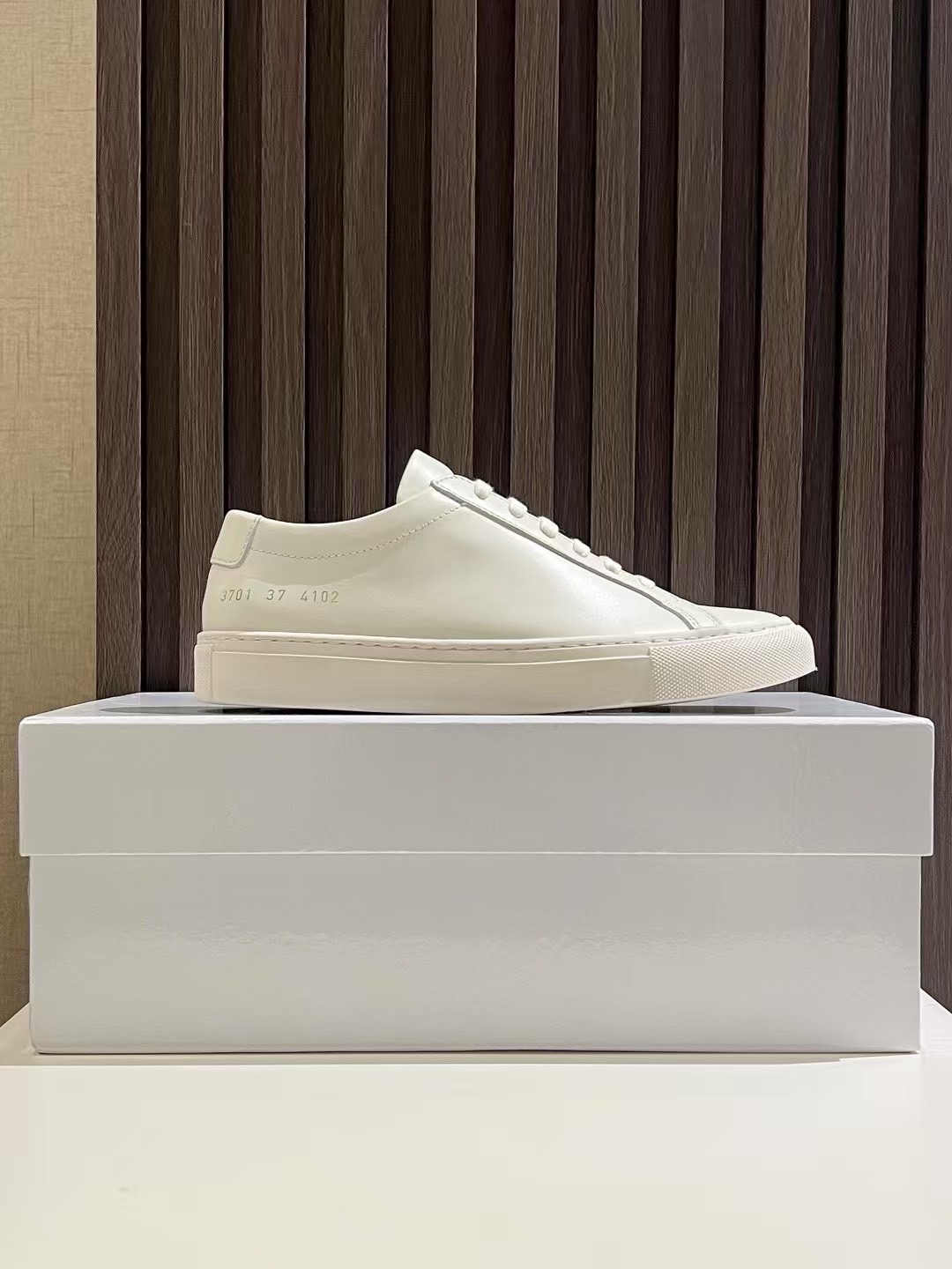 NO:357303,Common Projects white shoes; off-white cowhide. Genuine number for women 3701-4102; men's 1528-4102; exclusive development, purchasing level, highest market version, original empty glue process, full set of genuine packaging, shoe box, cloth bag, shoe wrap paper, backup shoelaces; original customized head layer full-grain cowhide; lining inner lining + insole Original customized imported water dyed head layer grained cowhide; base material high content rubber outsole, plus double-layer fixed midsole + waist iron; women's 35-40 men's 38-45; batch, cowhide19860909Common Projects 小白鞋；米白色牛皮. 正品编号女款3701-4102；男款1528-4102；独家开发,代购级别,市场最高版本,原版空胶工艺,全套正品包装,鞋盒,布袋,包鞋纸,后备鞋带；面料原版订制头层全粒面牛皮；里料内里+鞋垫 原版订制进口水染头层粒面牛里；底料高含量橡胶大底,加上双层定型中底+腰铁； 女款35-40男款 38-45；批,,cowhide,Men's shoes