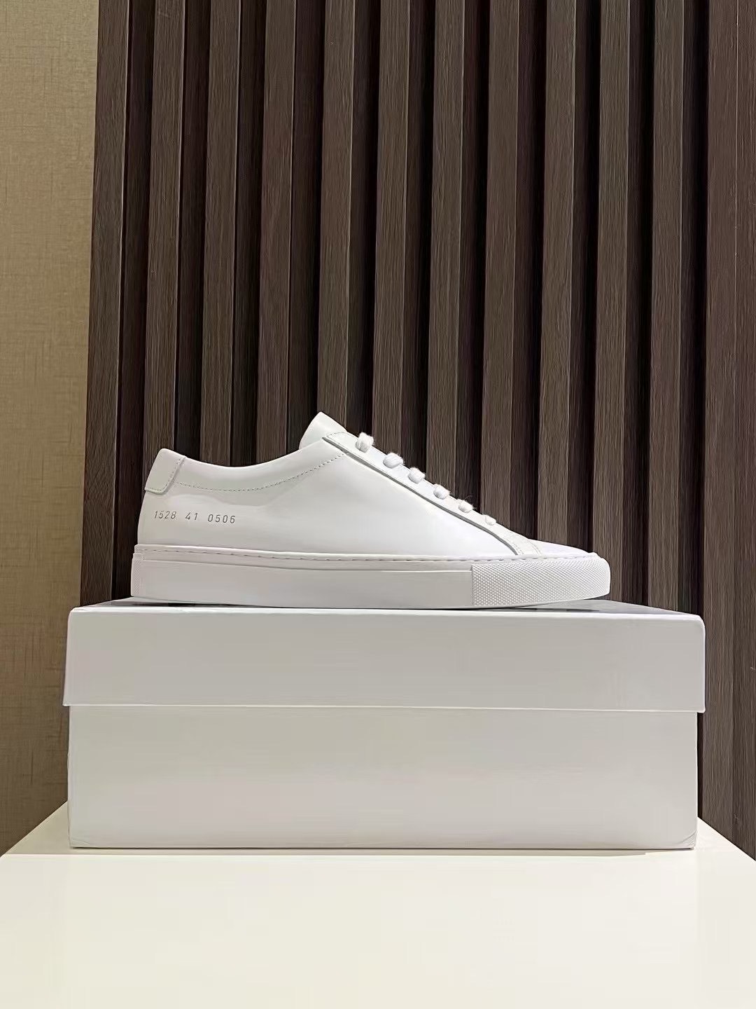 NO:357316,Common Projects white shoes; white cowhide genuine number for women 3701-0506; men's 1528-0506; exclusive development, purchasing level, highest market version, original empty glue process, full set of genuine packaging, shoe box, cloth bag, shoe wrap paper, backup shoelaces; original customized top layer full grain cowhide; lining inner lining + insole Original customized imported water dyed head layer grain cowhide; base material high content rubber outsole, plus double-layer fixed midsole + waist iron; women's 35-40 men's 38-46; batch, cowhide19860909Common Projects 小白鞋；白色牛皮正品编号女款3701-0506；男款1528-0506；独家开发,代购级别,市场最高版本,原版空胶工艺,全套正品包装,鞋盒,布袋,包鞋纸,后备鞋带；面料原版订制头层全粒面牛皮；里料内里+鞋垫 原版订制进口水染头层粒面牛里；底料高含量橡胶大底,加上双层定型中底+腰铁； 女款35-40男款 38-46； 批,,cowhide,Men's shoes