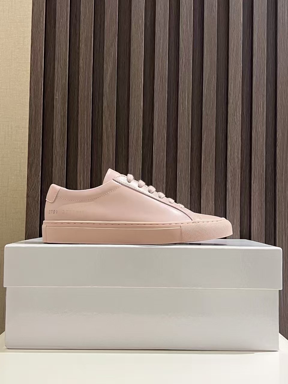 NO:357332,Common Projects White shoes pink cowhide genuine number for women 3701-2015; men's 1528-2015; exclusive development, purchasing level, highest market version, original empty glue process, full set of genuine packaging, shoe box, cloth bag, shoe wrap paper, backup shoelace; original customized top layer full grain cowhide; lining inner lining + insole Original customized imported water dyed head layer grain cowhide; base material high content rubber outsole, plus double-layer fixed midsole + waist iron; women's 35-40 men's 38-46; batch, cowhide19860909Common Projects 小白鞋粉色牛皮正品编号女款3701-2015；男款1528-2015；独家开发,代购级别,市场最高版本,原版空胶工艺,全套正品包装,鞋盒,布袋,包鞋纸,后备鞋带；面料原版订制头层全粒面牛皮；里料内里+鞋垫 原版订制进口水染头层粒面牛里；底料高含量橡胶大底,加上双层定型中底+腰铁； 女款35-40男款 38-46； 批,,cowhide,Men's shoes