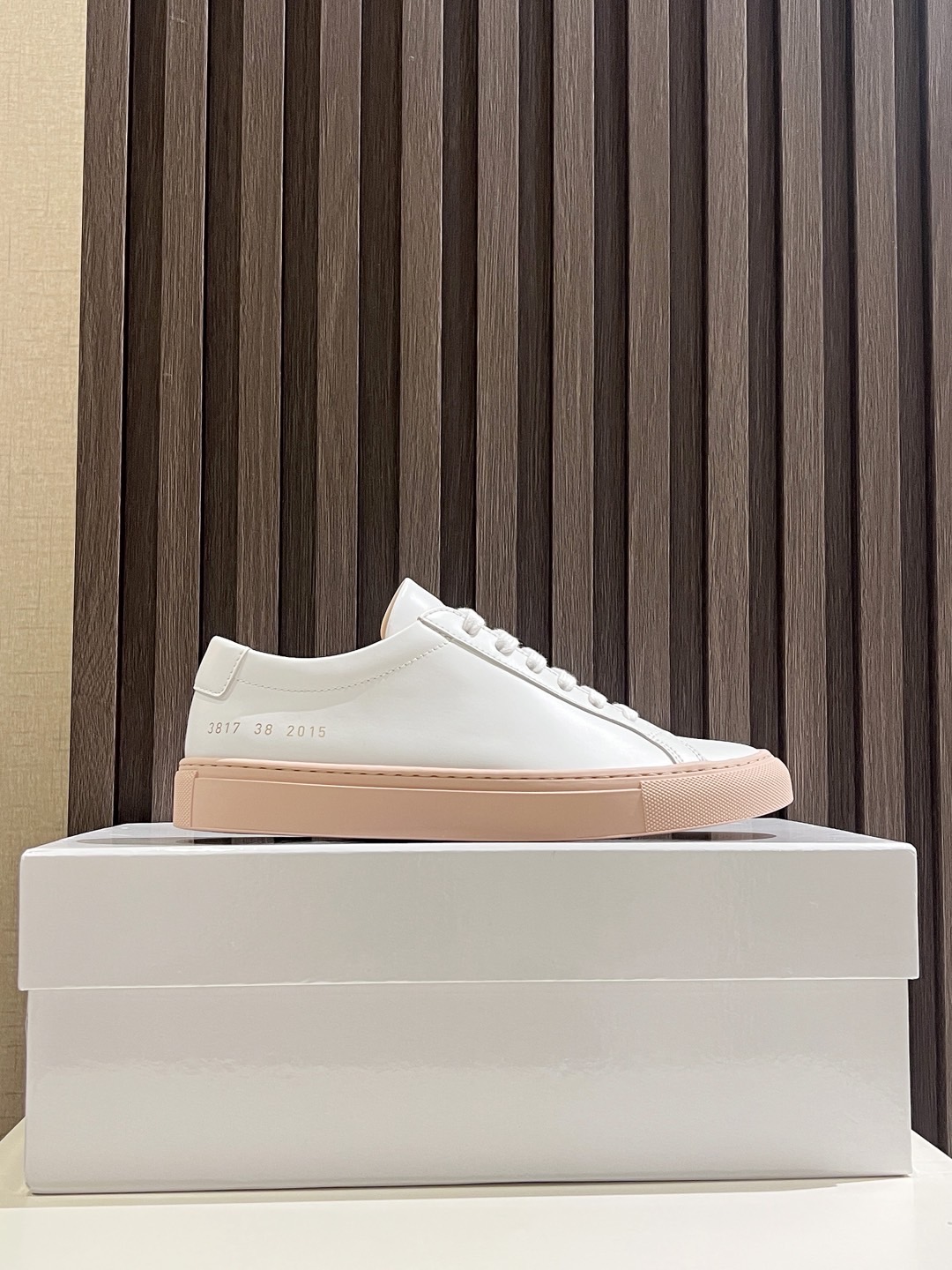 NO:357349,Common Projects White shoes, white flour foundation, cowhide leather genuine number for women; 2102-2015; men's model 2102-2015; exclusive development, purchasing level, highest market version, original empty glue process, full set of genuine packaging, shoe box, cloth bag, shoe wrap paper, back shoelace; original customized top layer full grain cowhide; lining inner lining + insole Original customized imported water dyed head layer grain cowhide; base material high content rubber outsole, plus double-layer fixed midsole + waist iron; women's model 35-40 men's model 38-46 batch,, cowhide19860909Common Projects 小白鞋白面粉底牛皮正品编号女款3817-2015；男款2102-2015；独家开发,代购级别,市场最高版本,原版空胶工艺,全套正品包装,鞋盒,布袋,包鞋纸,后备鞋带；面料原版订制头层全粒面牛皮；里料内里+鞋垫 原版订制进口水染头层粒面牛里；底料高含量橡胶大底,加上双层定型中底+腰铁； 女款35-40男款 38-46 批,,cowhide,Men's shoes