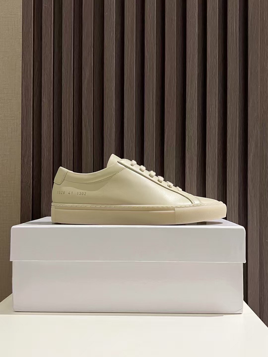 NO:357363,Common Projects Small white shoes, apricot cowhide genuine number for women 3701-1302; men's 1528-1302; exclusive development, purchasing level, the highest market version, original empty glue process, full set of genuine packaging, shoe box, cloth bag, shoe wrap paper, backup shoelaces; original customized top layer full-grain cowhide; lining inner lining + insole Original customized imported water-dyed head layer grained cowhide; base material high content rubber outsole, plus double-layer fixed midsole + waist iron; women's 35-40 men's 38-46; batch, cowhide19860909Common Projects 小白鞋杏色牛皮正品编号女款3701-1302；男款1528-1302；独家开发,代购级别,市场最高版本,原版空胶工艺,全套正品包装,鞋盒,布袋,包鞋纸,后备鞋带；面料原版订制头层全粒面牛皮；里料内里+鞋垫 原版订制进口水染头层粒面牛里；底料高含量橡胶大底,加上双层定型中底+腰铁； 女款35-40男款 38-46；批,,cowhide,Men's shoes