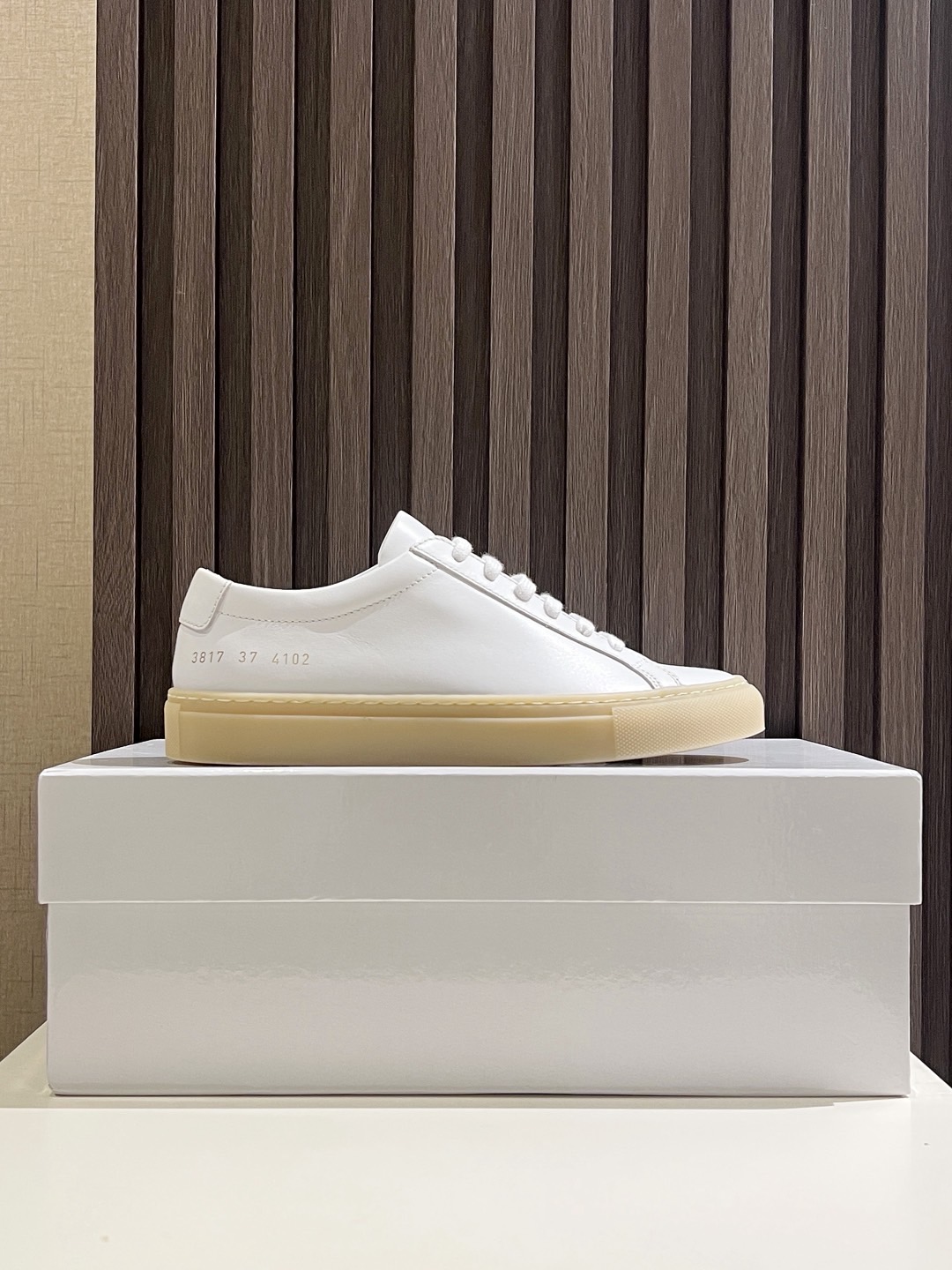 NO:357384,Common Projects White shoes with white face + apricot bottom cowhide genuine number for women 3817-1302; men's 2102-1302; exclusive development, purchasing level, the highest market version, original empty glue process, full set of genuine packaging, shoe box, cloth bag, shoe wrap paper, backup shoelaces; original customized top layer full grain cowhide; lining inner lining + insole Original customized imported water dyed head layer grain cowhide; base material high content rubber outsole, plus double-layer fixed midsole + waist iron; women's 35-40 men's 38-46; batch, cowhide19860909Common Projects 小白鞋白色面+杏色底牛皮正品编号女款3817-1302；男款2102-1302；独家开发,代购级别,市场最高版本,原版空胶工艺,全套正品包装,鞋盒,布袋,包鞋纸,后备鞋带；面料原版订制头层全粒面牛皮；里料内里+鞋垫 原版订制进口水染头层粒面牛里；底料高含量橡胶大底,加上双层定型中底+腰铁； 女款35-40男款 38-46；批,,cowhide,Men's shoes