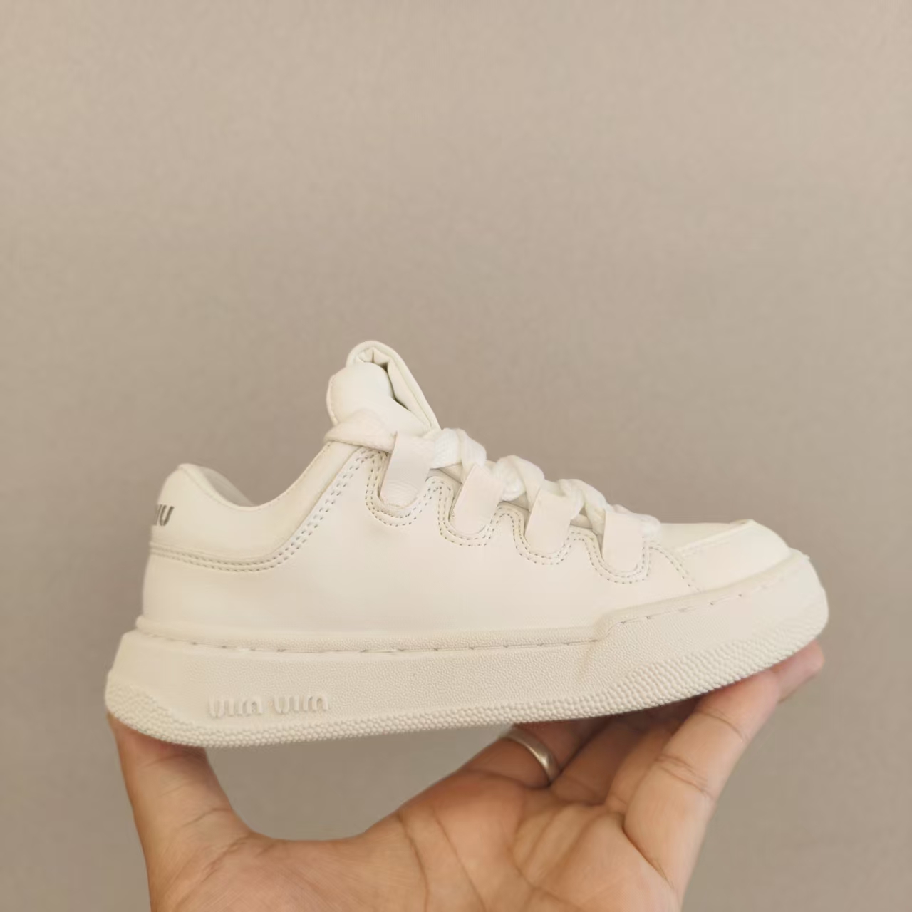 图片[3]-！尺码26-35 广东原产#采用牛反绒皮革组合头层皮饰片鞋面材质#小羊皮内衬及内里灌注PU缓震乳胶脚垫#原数据开发复合TPR防变形光泽耐磨橡胶外底❗️超级百搭和舒适度极佳！意大利奢侈品牌·缪缪/Miu Miu Plume Low-选品中心