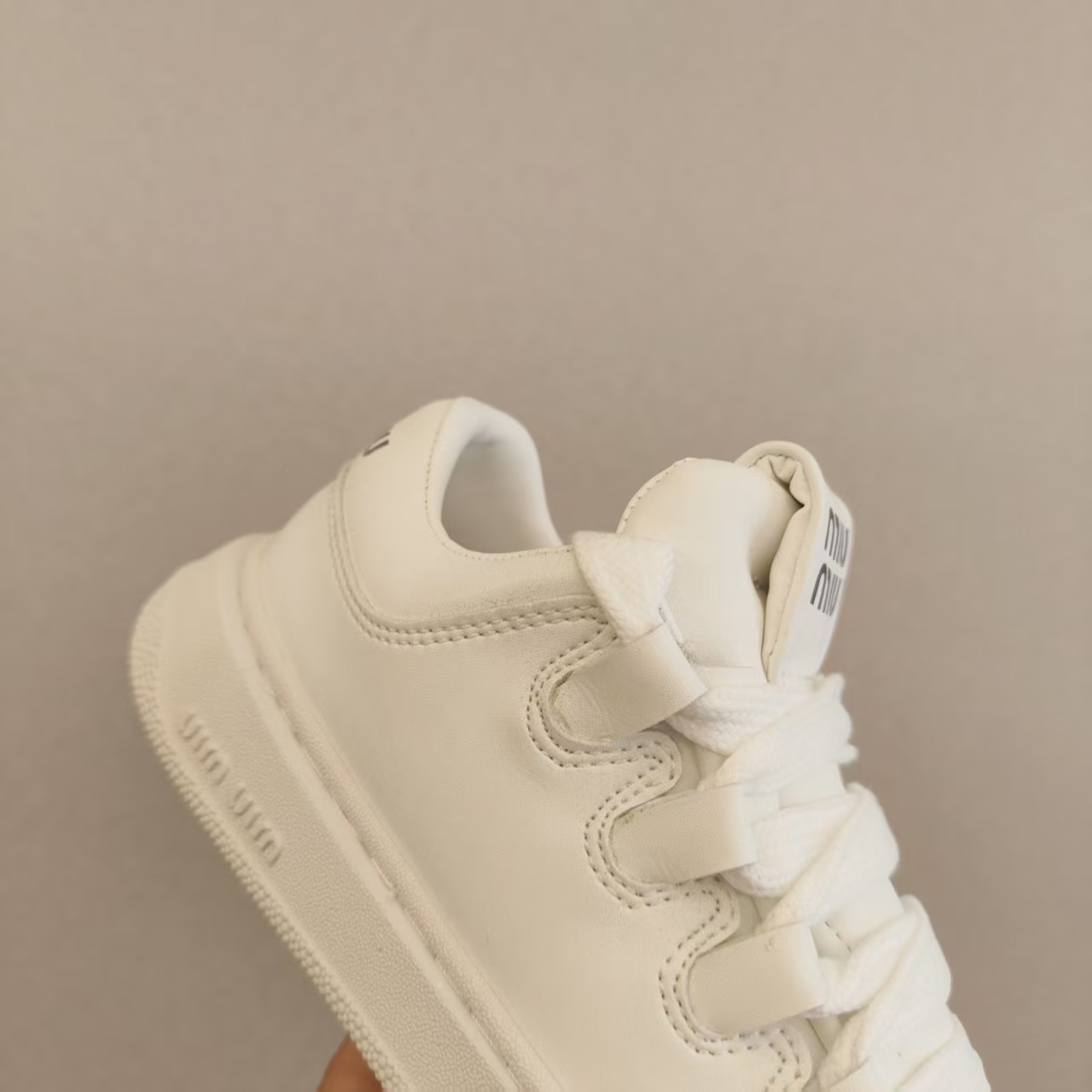 图片[8]-！尺码26-35 广东原产#采用牛反绒皮革组合头层皮饰片鞋面材质#小羊皮内衬及内里灌注PU缓震乳胶脚垫#原数据开发复合TPR防变形光泽耐磨橡胶外底❗️超级百搭和舒适度极佳！意大利奢侈品牌·缪缪/Miu Miu Plume Low-选品中心