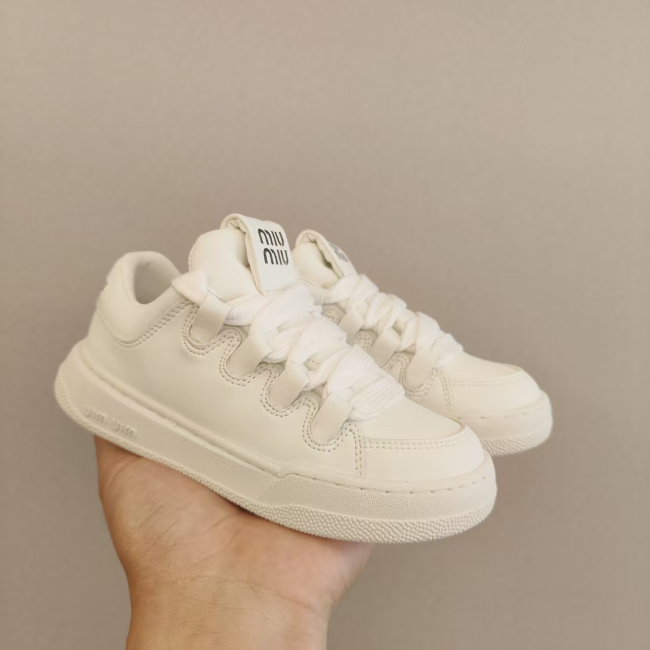 图片[2]-！尺码26-35 广东原产#采用牛反绒皮革组合头层皮饰片鞋面材质#小羊皮内衬及内里灌注PU缓震乳胶脚垫#原数据开发复合TPR防变形光泽耐磨橡胶外底❗️超级百搭和舒适度极佳！意大利奢侈品牌·缪缪/Miu Miu Plume Low-选品中心