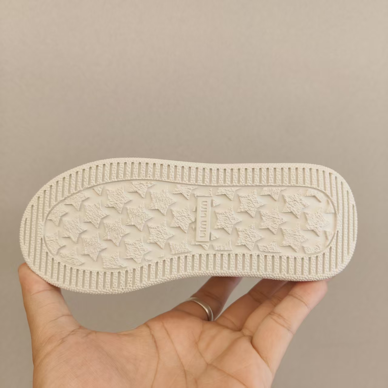 图片[7]-！尺码26-35 广东原产#采用牛反绒皮革组合头层皮饰片鞋面材质#小羊皮内衬及内里灌注PU缓震乳胶脚垫#原数据开发复合TPR防变形光泽耐磨橡胶外底❗️超级百搭和舒适度极佳！意大利奢侈品牌·缪缪/Miu Miu Plume Low-选品中心