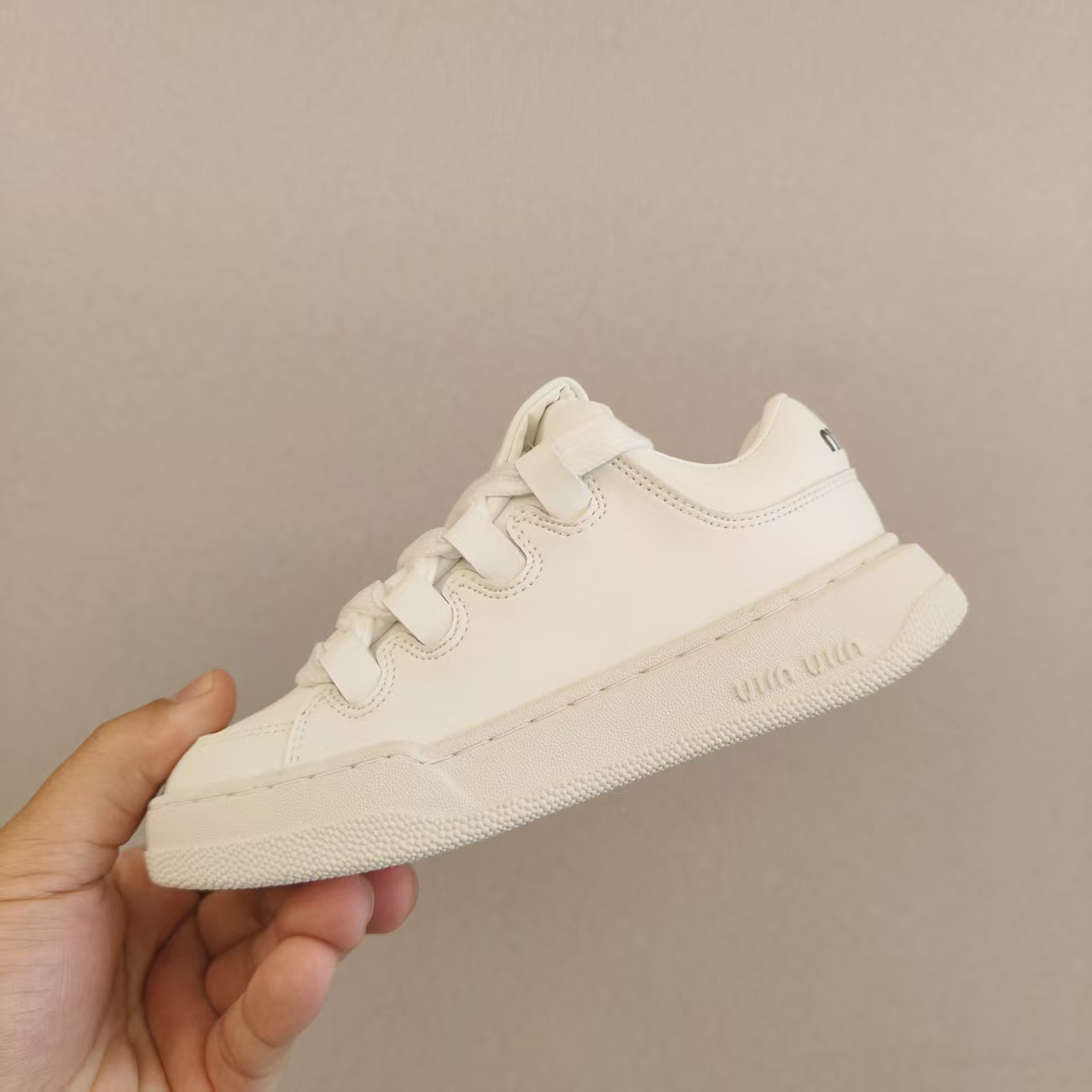 图片[5]-！尺码26-35 广东原产#采用牛反绒皮革组合头层皮饰片鞋面材质#小羊皮内衬及内里灌注PU缓震乳胶脚垫#原数据开发复合TPR防变形光泽耐磨橡胶外底❗️超级百搭和舒适度极佳！意大利奢侈品牌·缪缪/Miu Miu Plume Low-选品中心